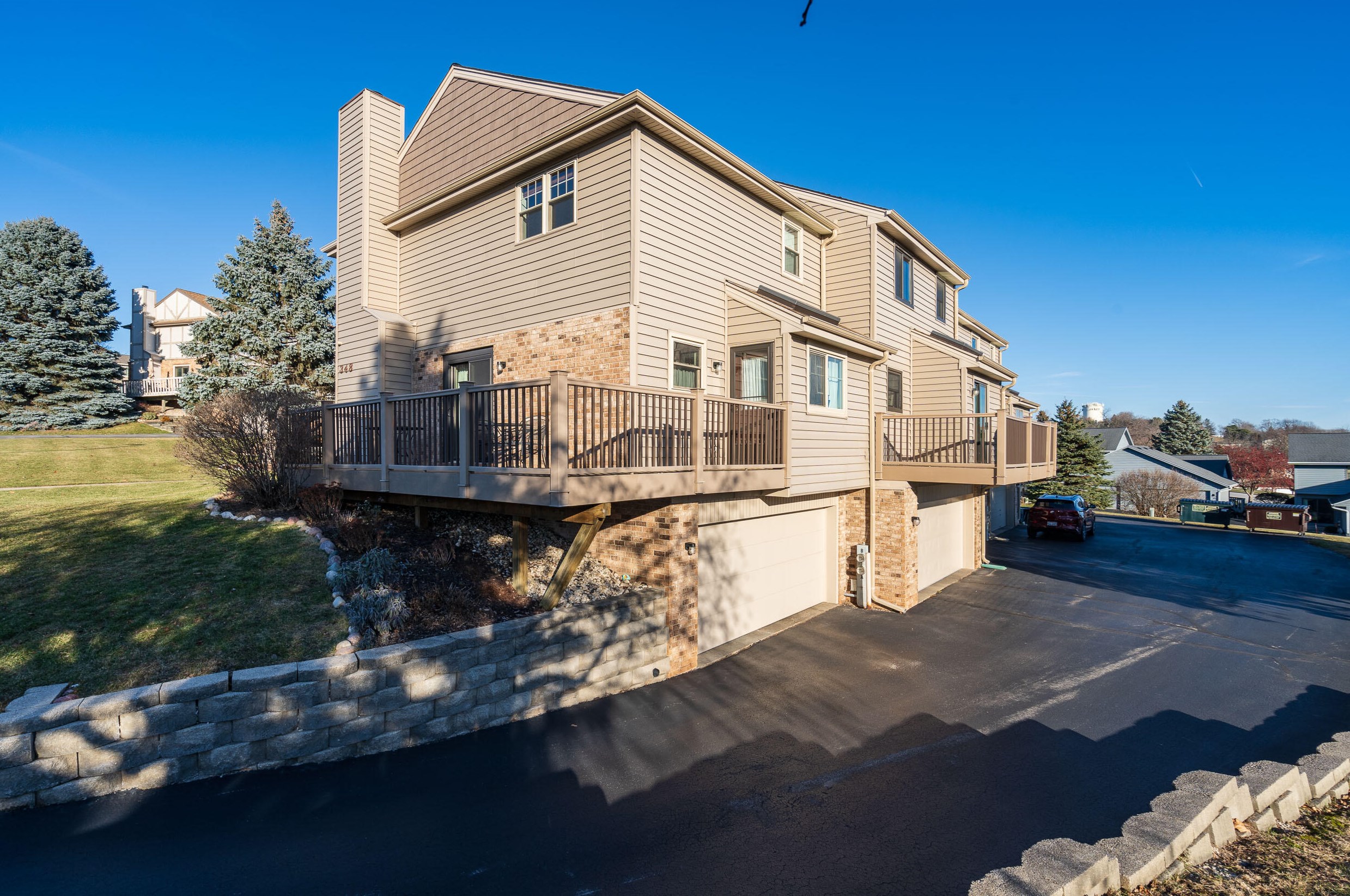348 Willow Grove Dr, Pewaukee WI  53072-5624 exterior