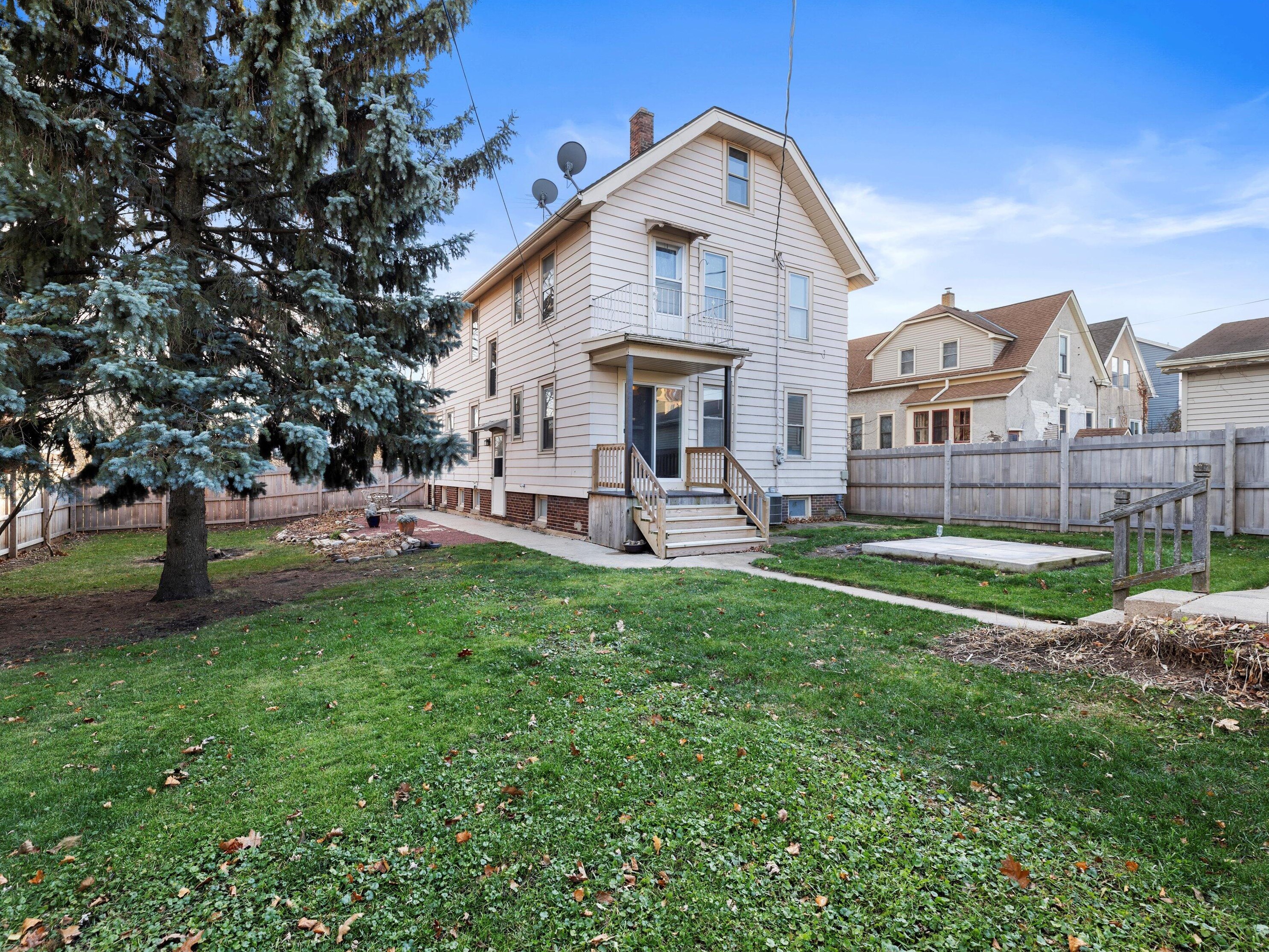 3818 Cudahy Ave, Cudahy, WI 53110-1234
