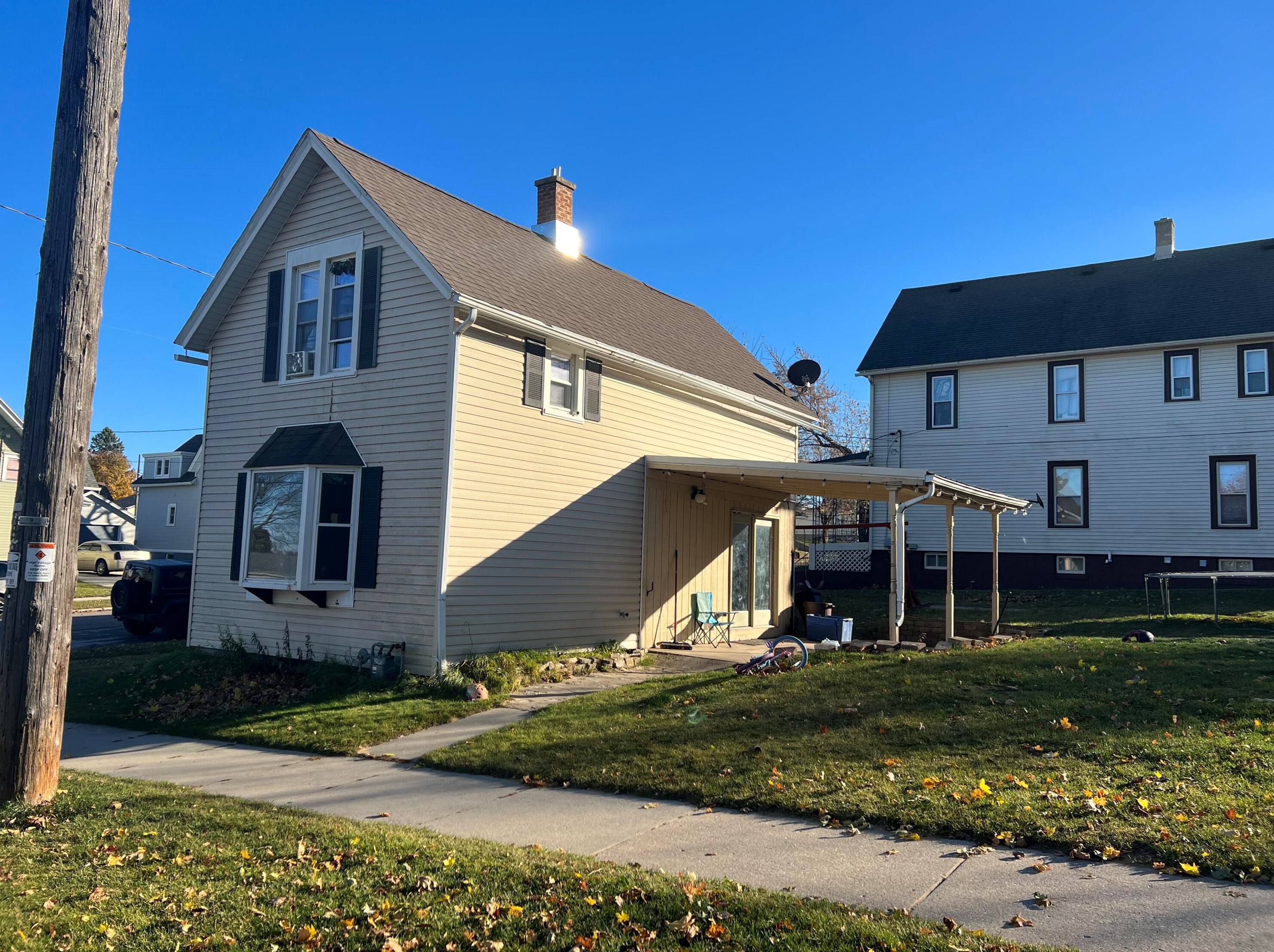 1402 S 12th St, Manitowoc, WI 54220
