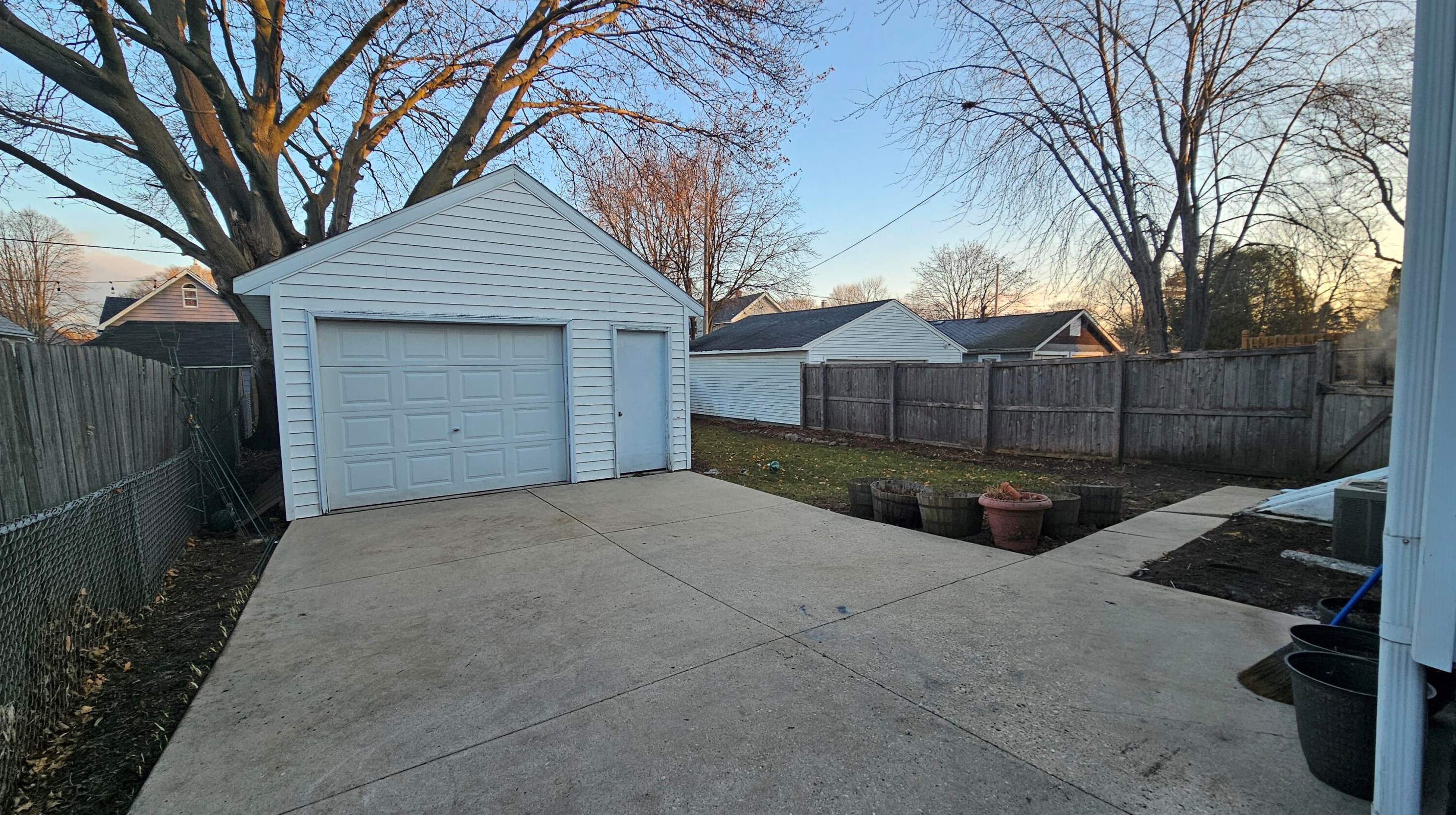 914 70th St, Kenosha, WI 53143