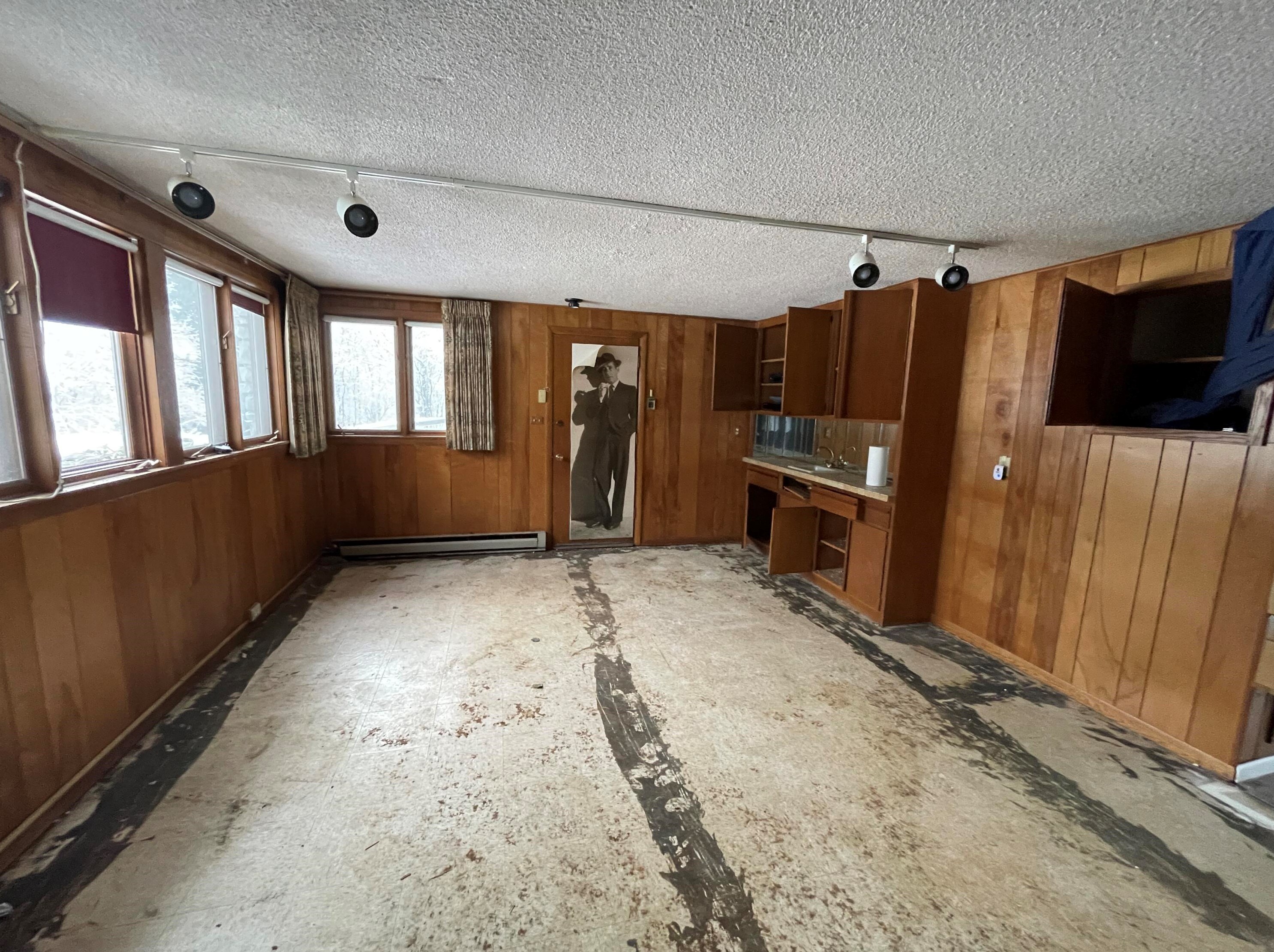 9505 Pheasant Ln, Milwaukee WI  53217-1125 exterior