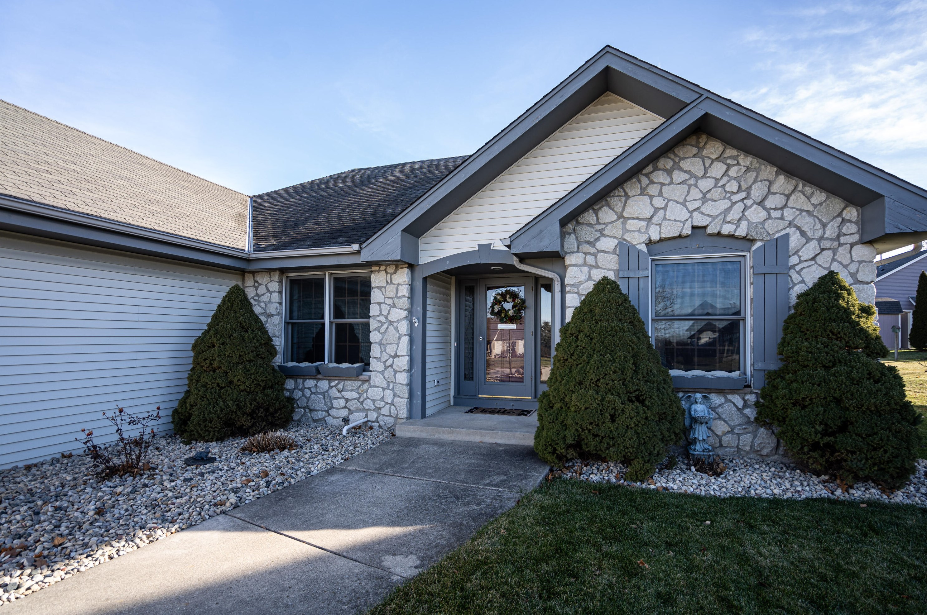 8206 36th St, Hales Corners, WI 53132-8485