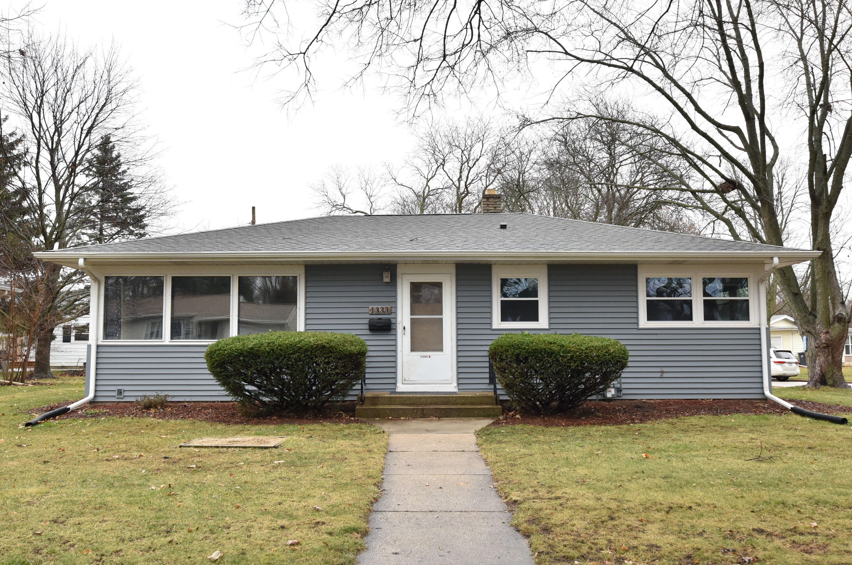 1333 Bluebird Ter, Waukesha, WI 53188-2909