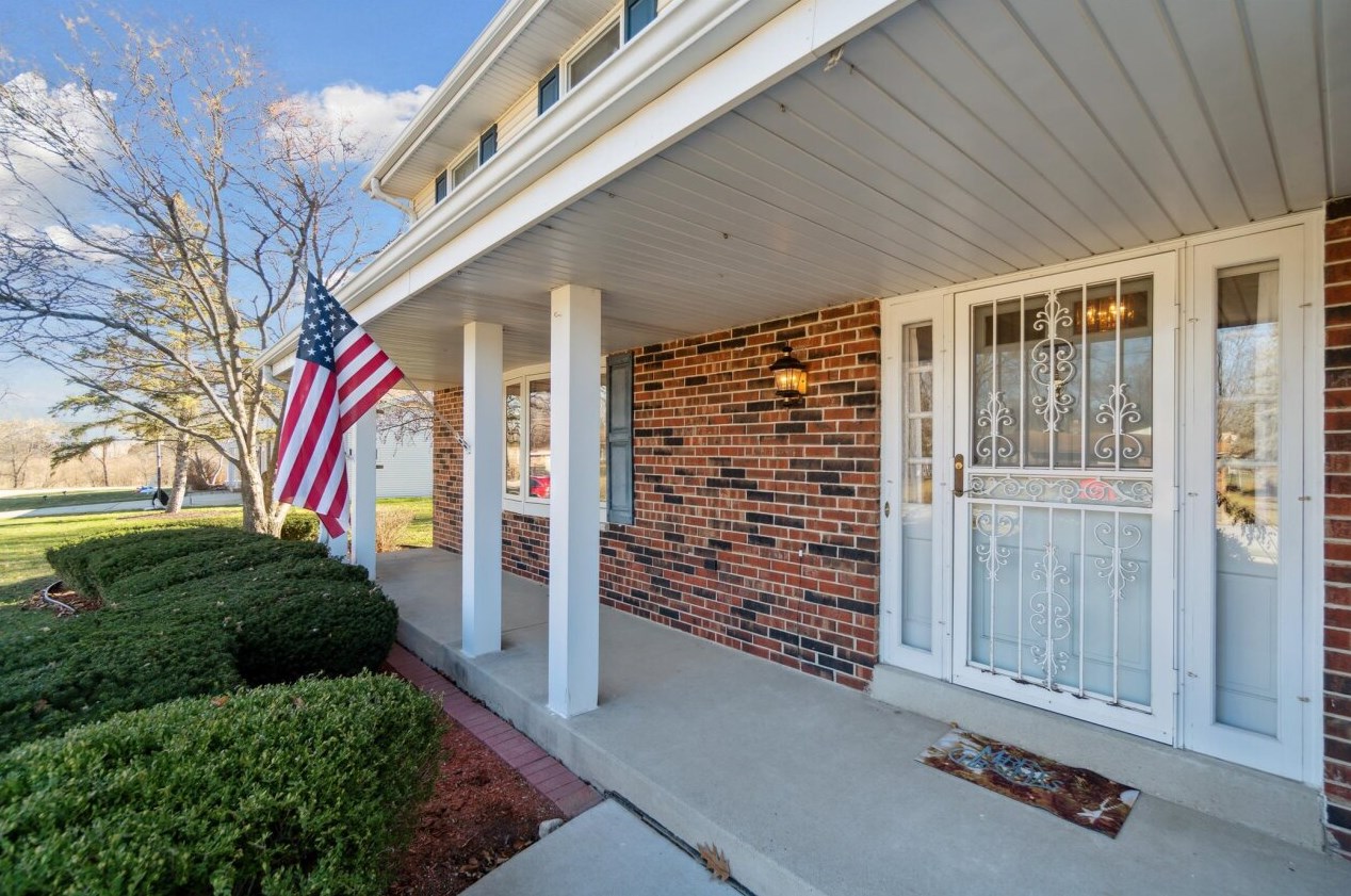 10525 W Robinwood Ln, Hales Corners, WI 53132