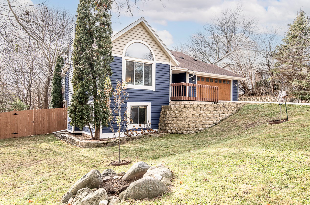 1003 Larchmont Dr, Waukesha, WI 53186-6783