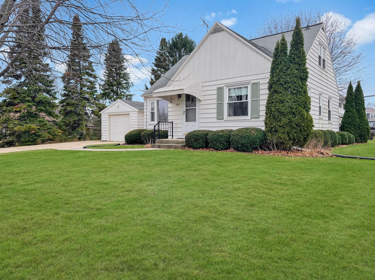 1065 S Bobolink Dr, Brookfield, WI 53005
