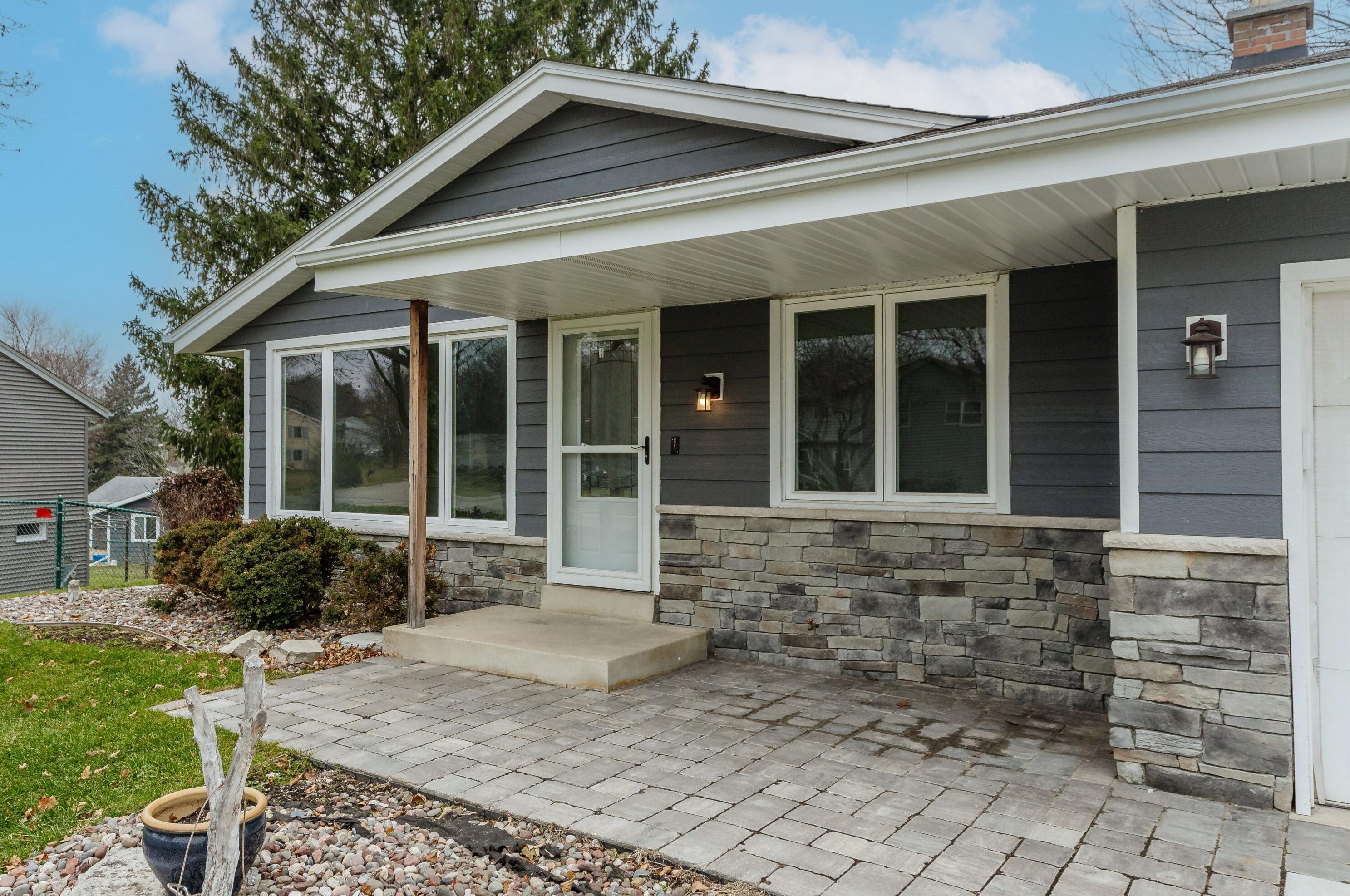 681 Cardiff Dr, Chenequa, WI 53029