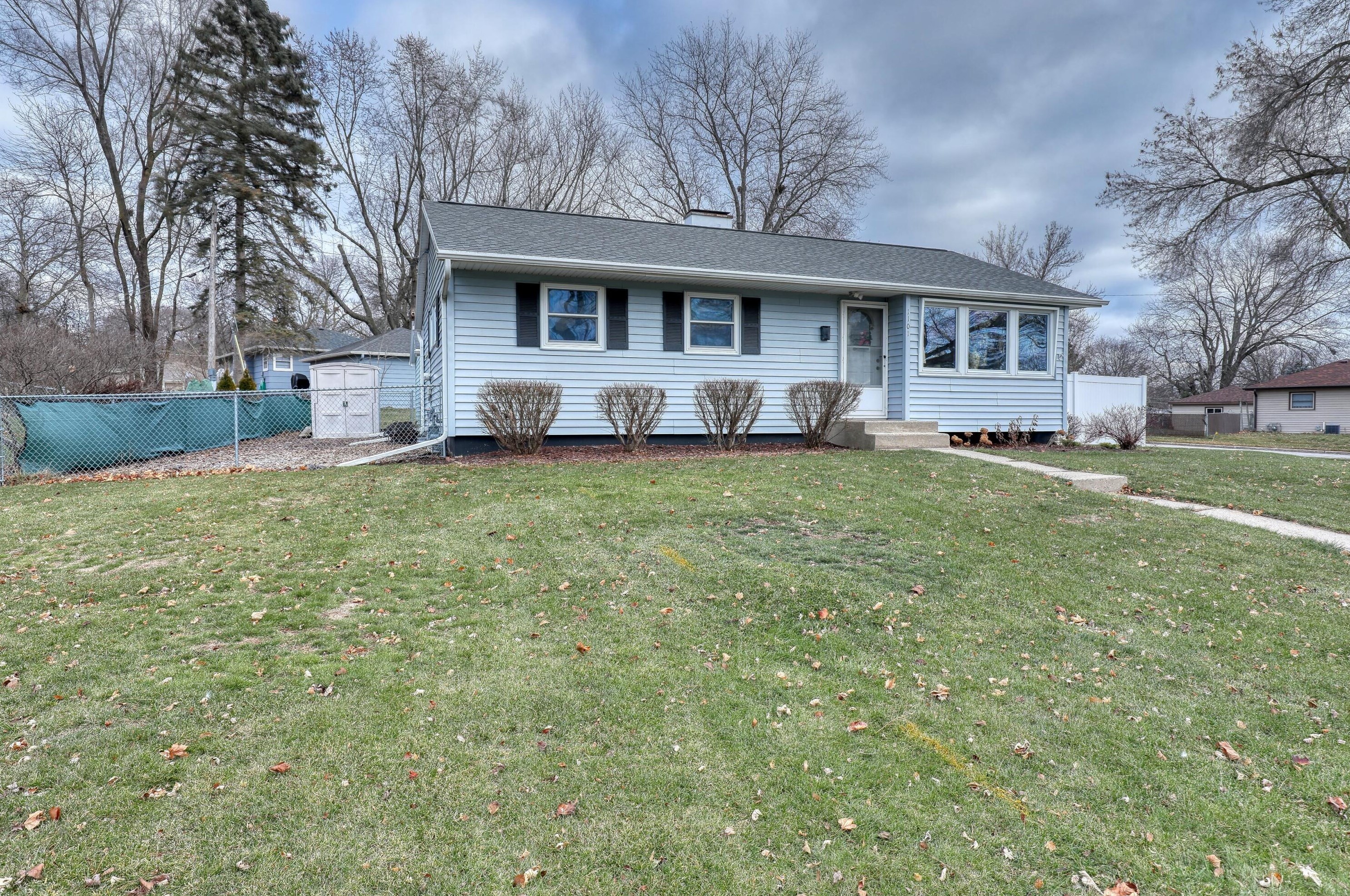 1101 Evergreen Dr, Waukesha, WI 53188-2317