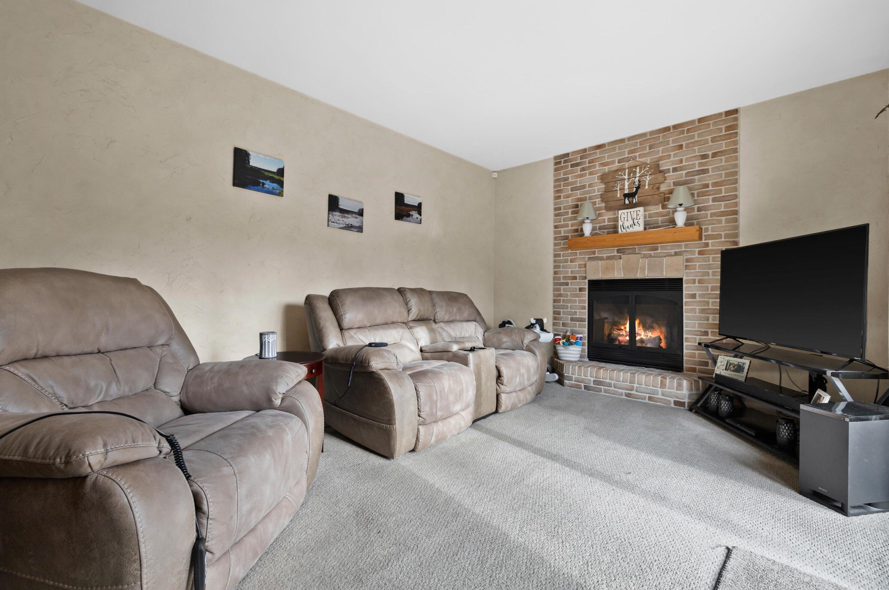 603 Fox Knoll Dr, Waterford, WI 53185