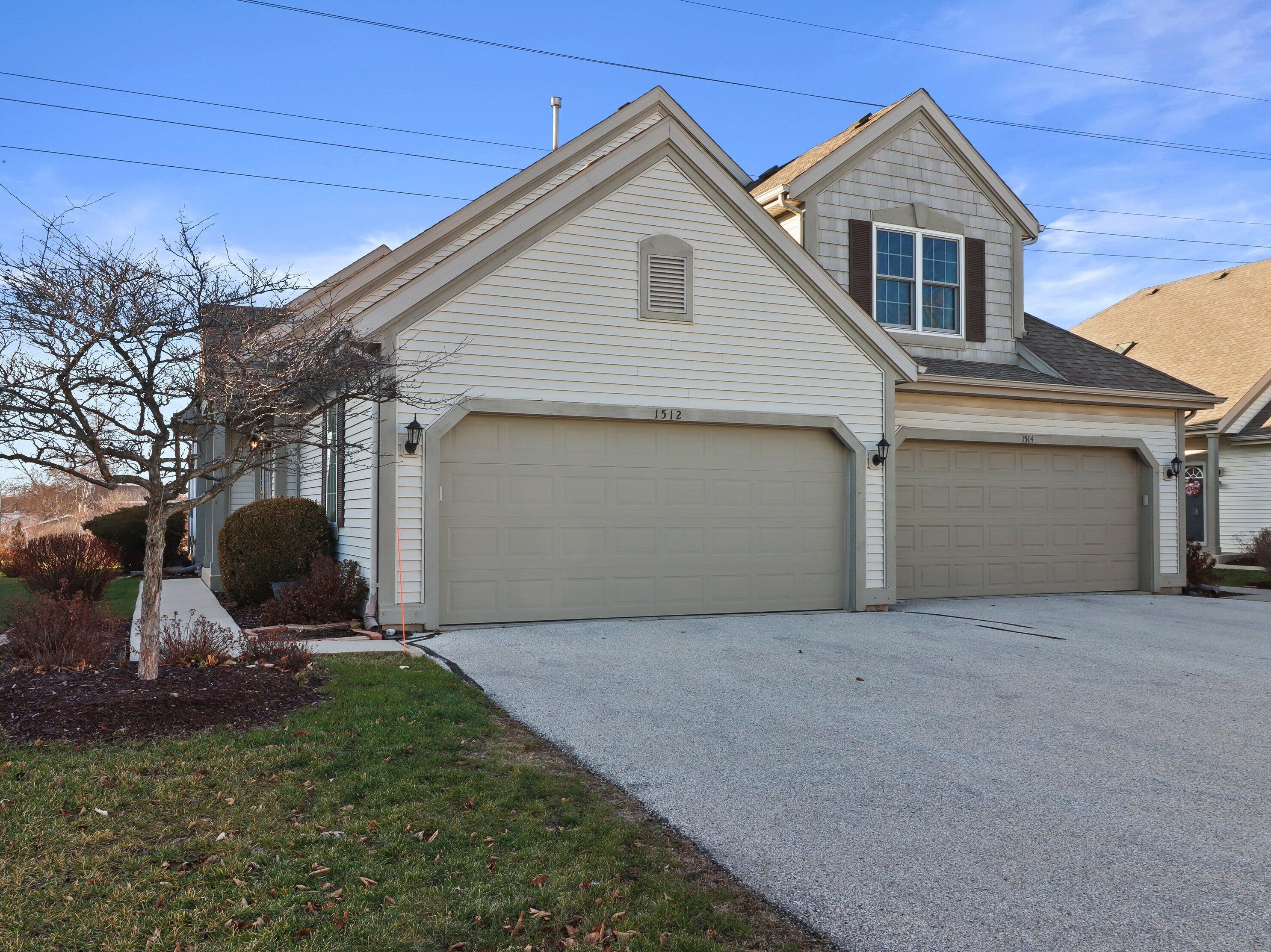 1512 Roxbury Way, Waukesha, WI 53186-3985