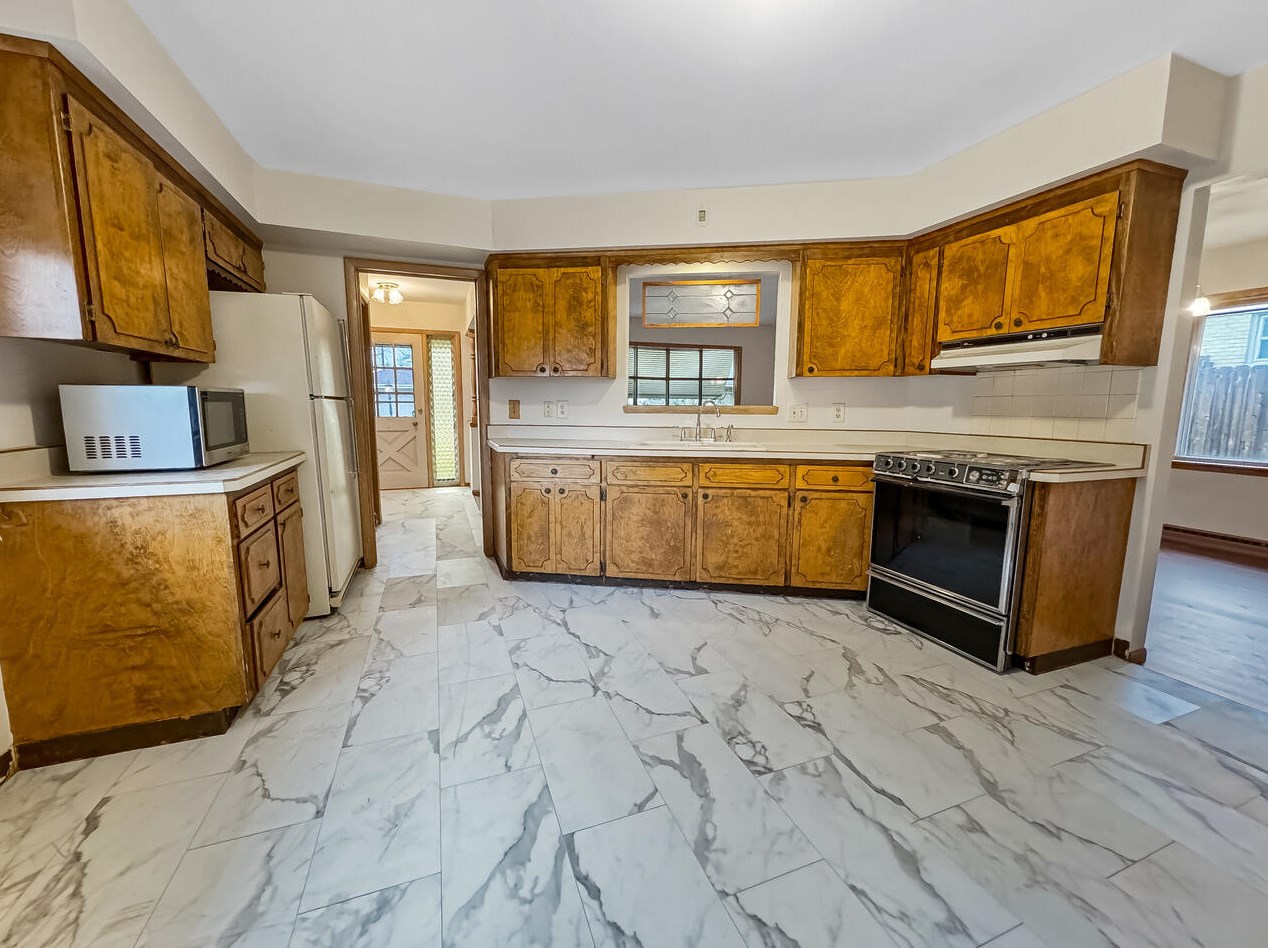 31 Illinois St, Racine, WI 53405-1905