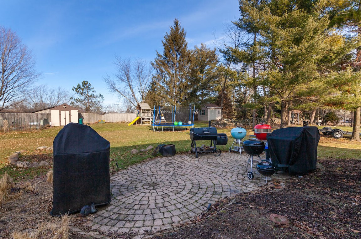 1284 Tamarack Ave, Hartford WI  53027-2667 exterior