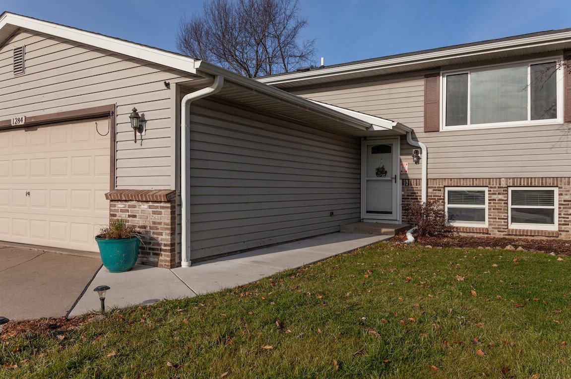1284 Tamarack Ave, Hartford WI  53027-2667 exterior