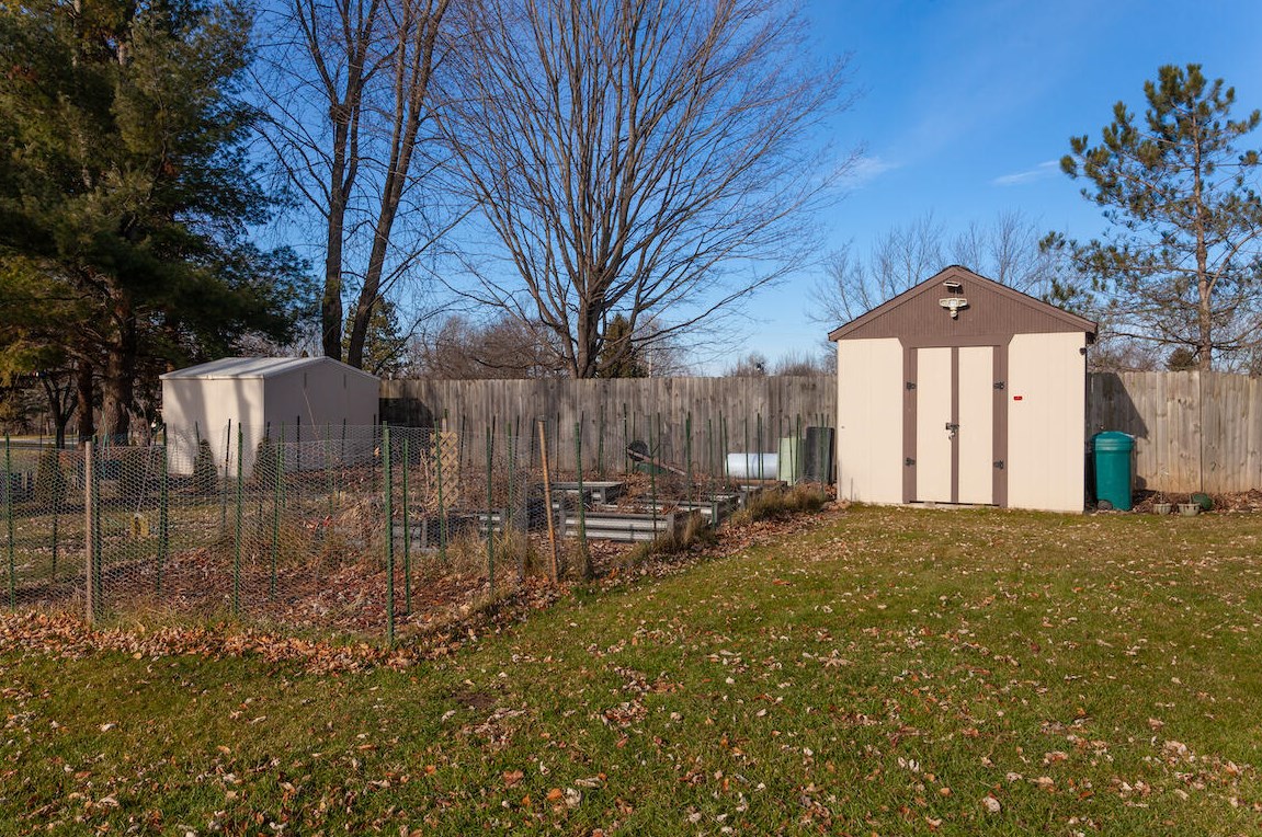 1284 Tamarack Ave, Hartford WI  53027-2667 exterior