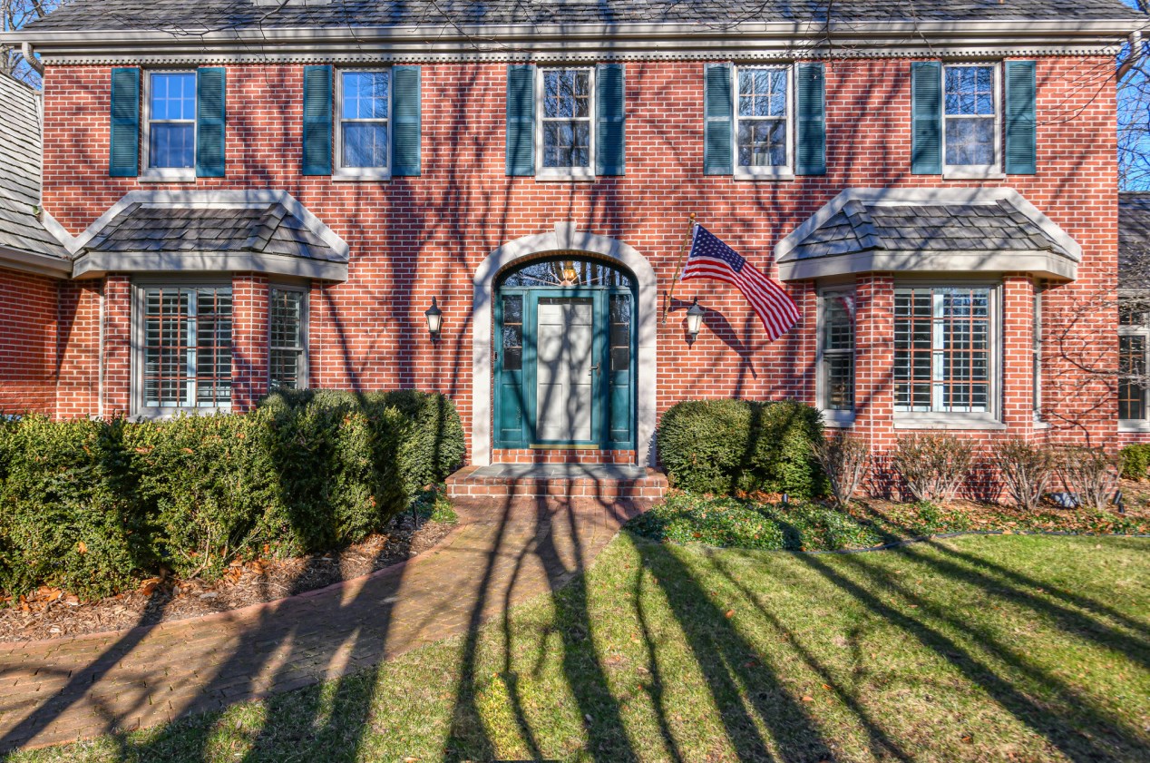 106 Dogwood Ct, Thiensville, WI 53092-5892