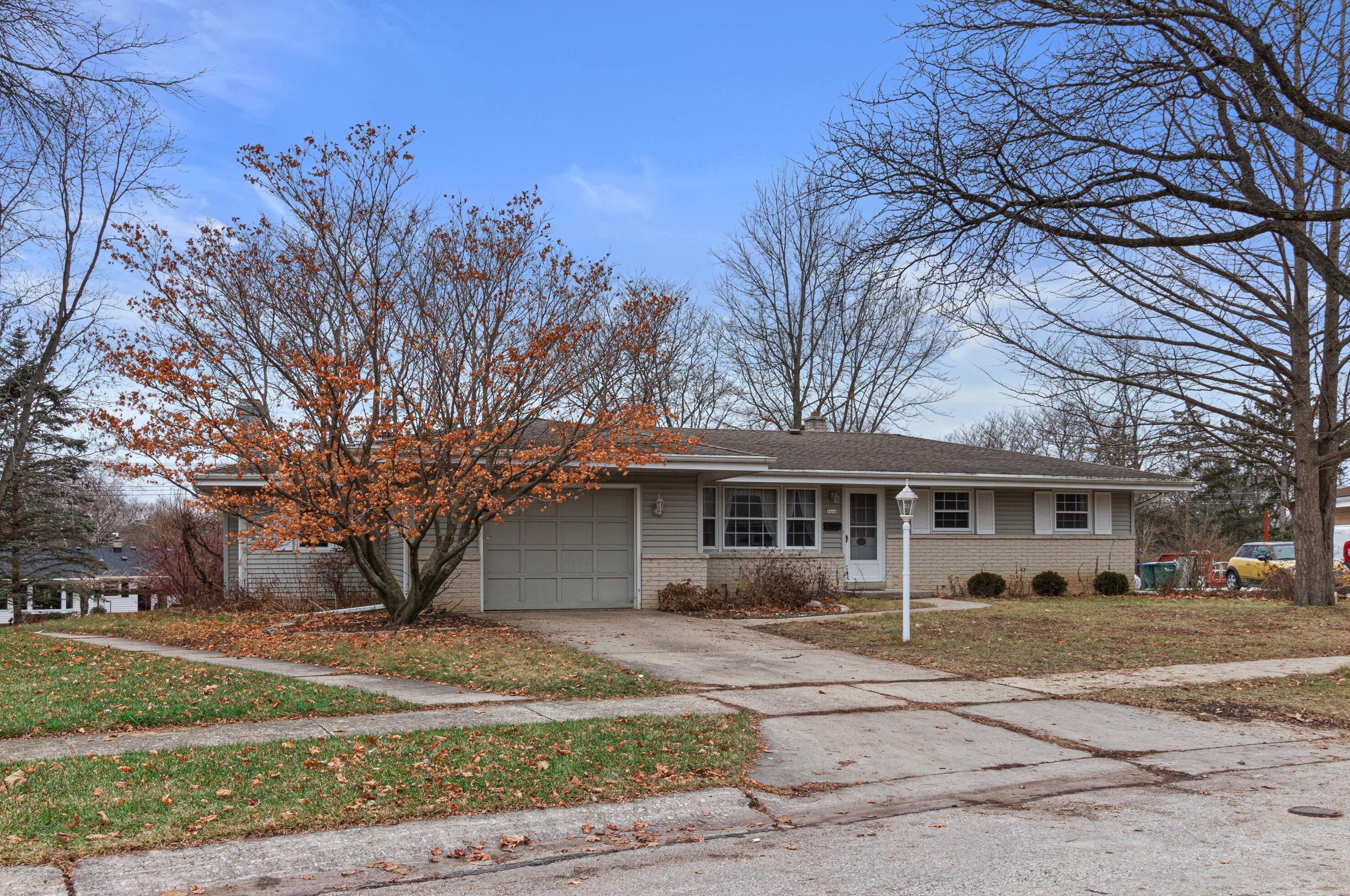 5444 Olympia Dr, Greendale, WI 53129-2571