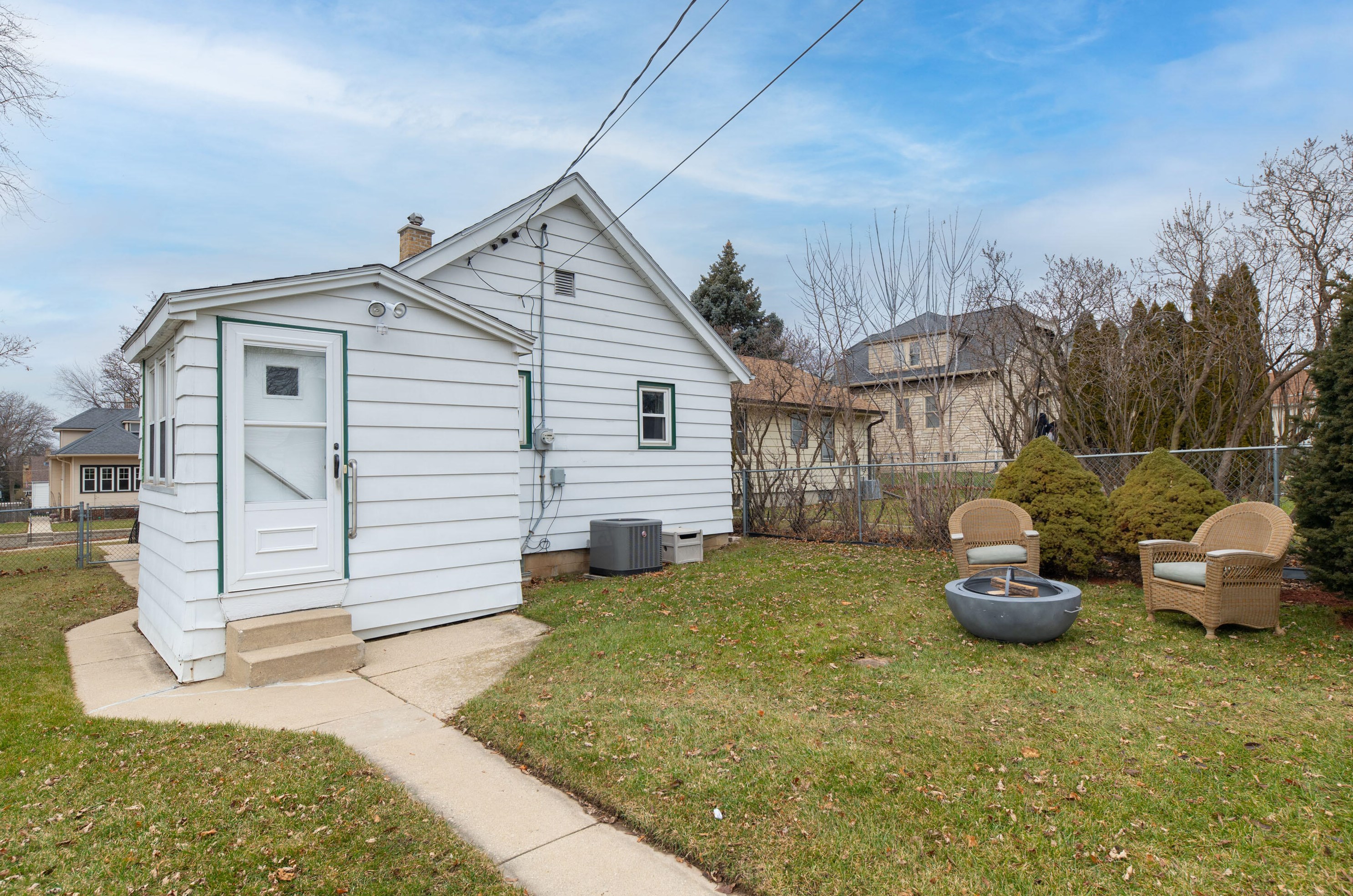 4244 1st Pl, Milwaukee WI  53207-4924 exterior