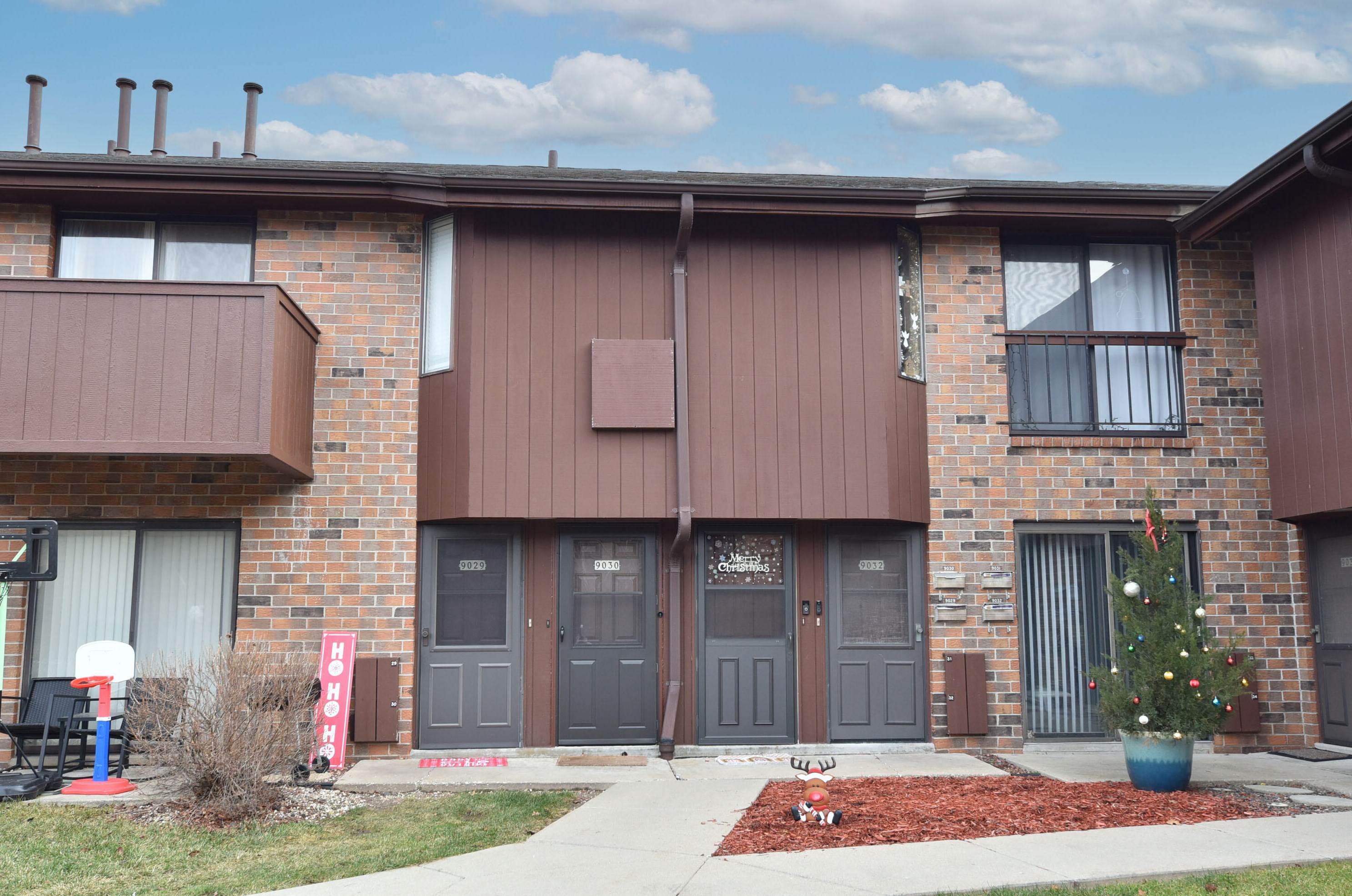 9030 Park Plaza Ct, Milwaukee WI  53223-2124 exterior