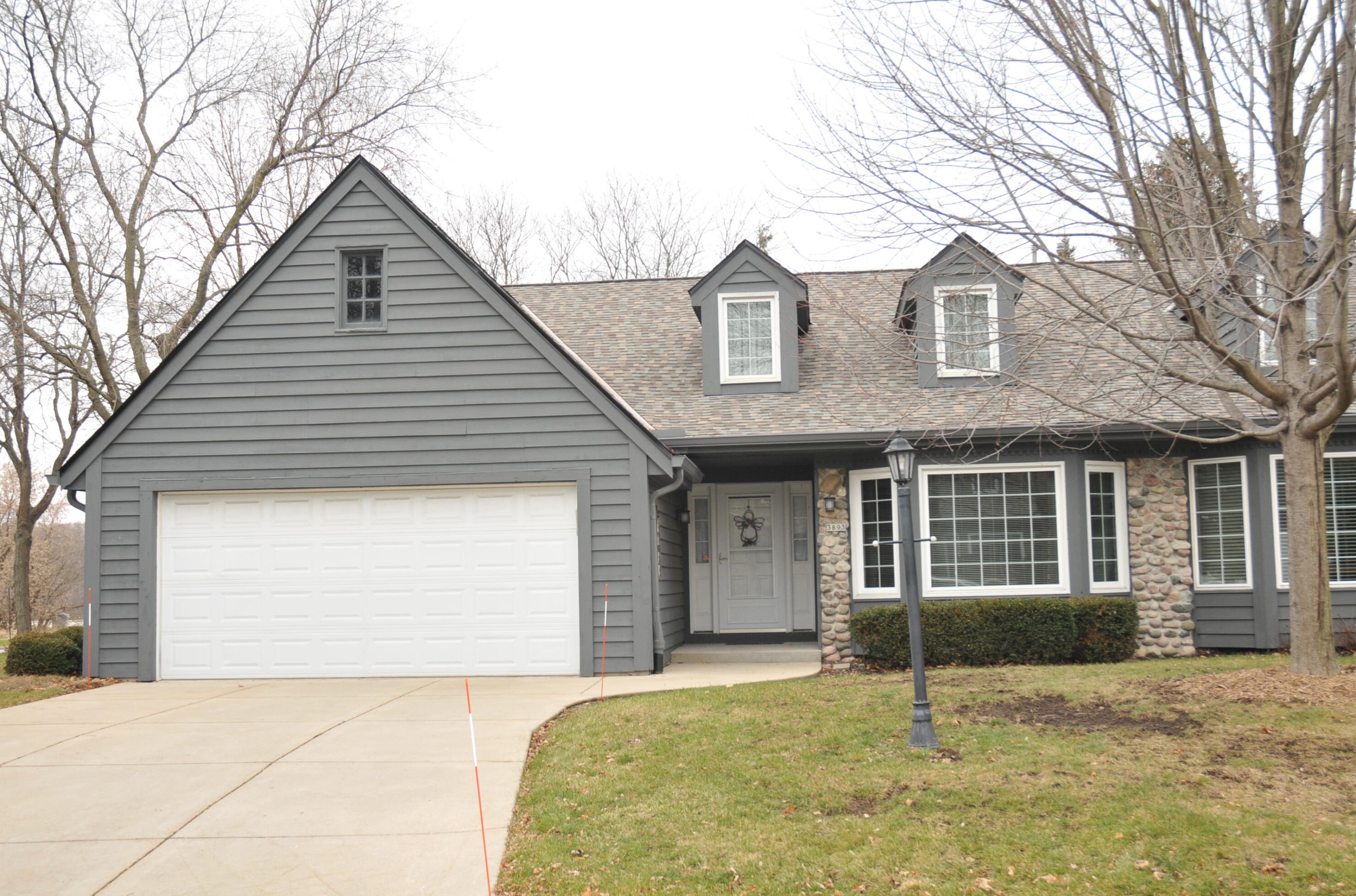 3893 Oakbrook Dr, Milwaukee, WI 53228-1366