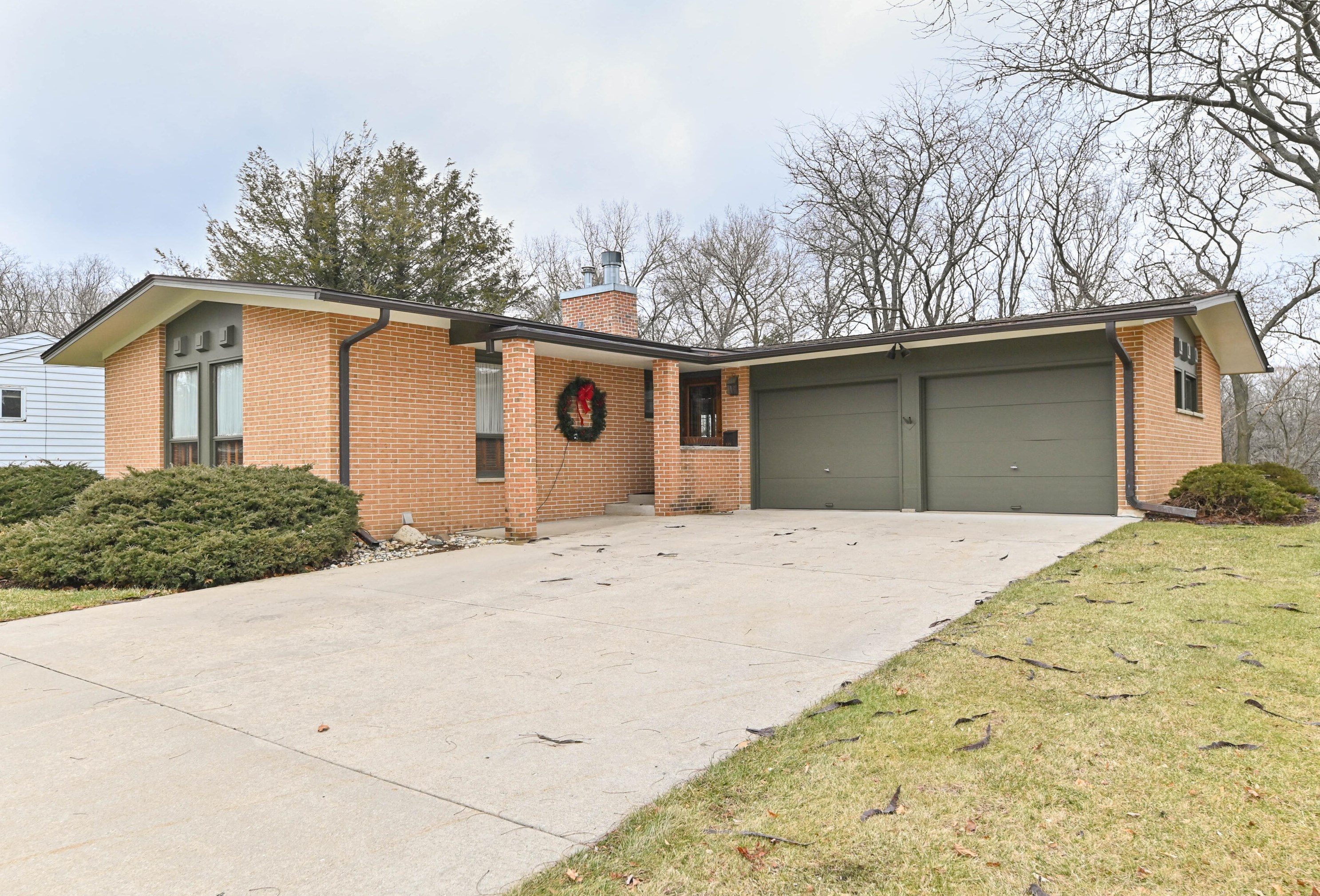 335 Spring Ln, Delavan, WI 53115-1671