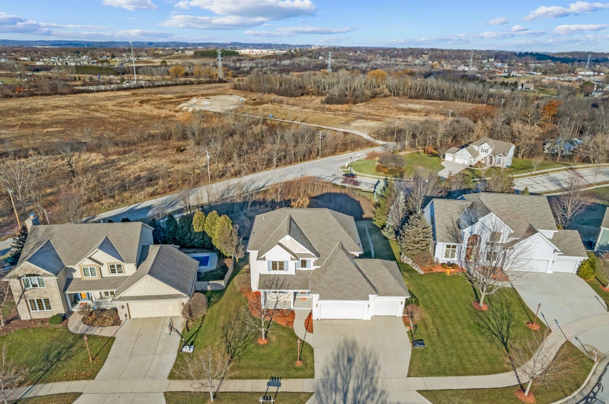 2218 Deer Path, Waukesha, WI 53189-8238