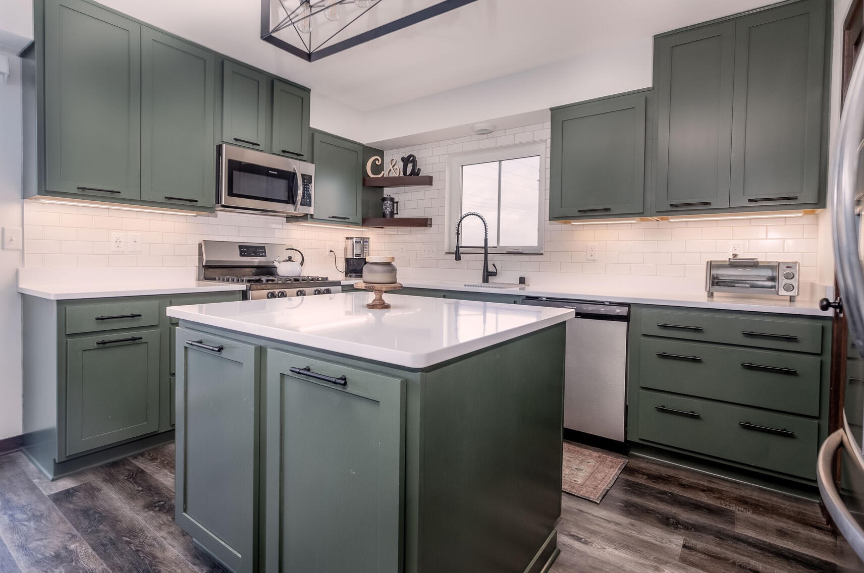 822 Skypark Dr, Hartford, WI 53027-9363