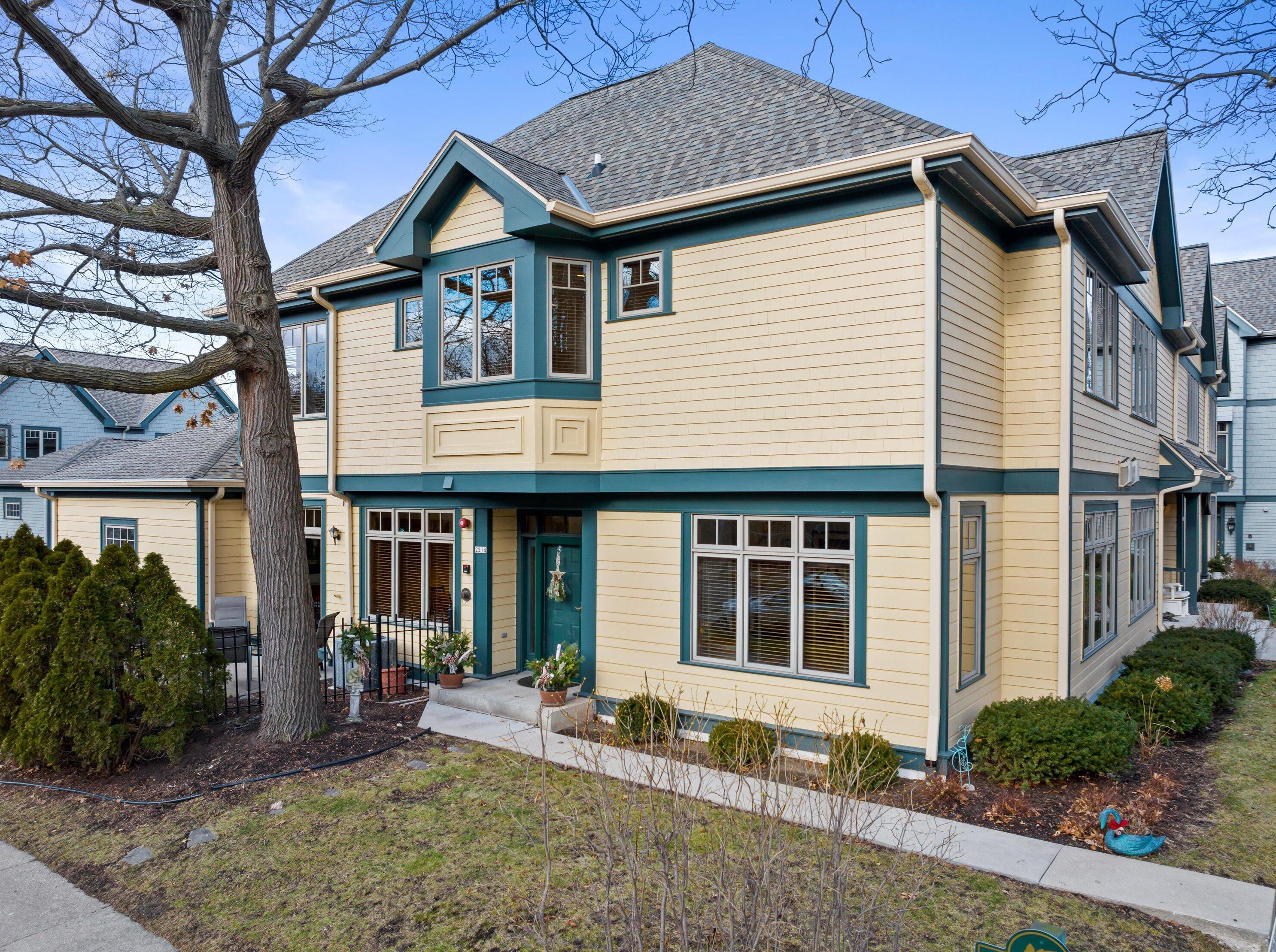 2214 Edgewood Ave, Milwaukee, WI 53211-2938