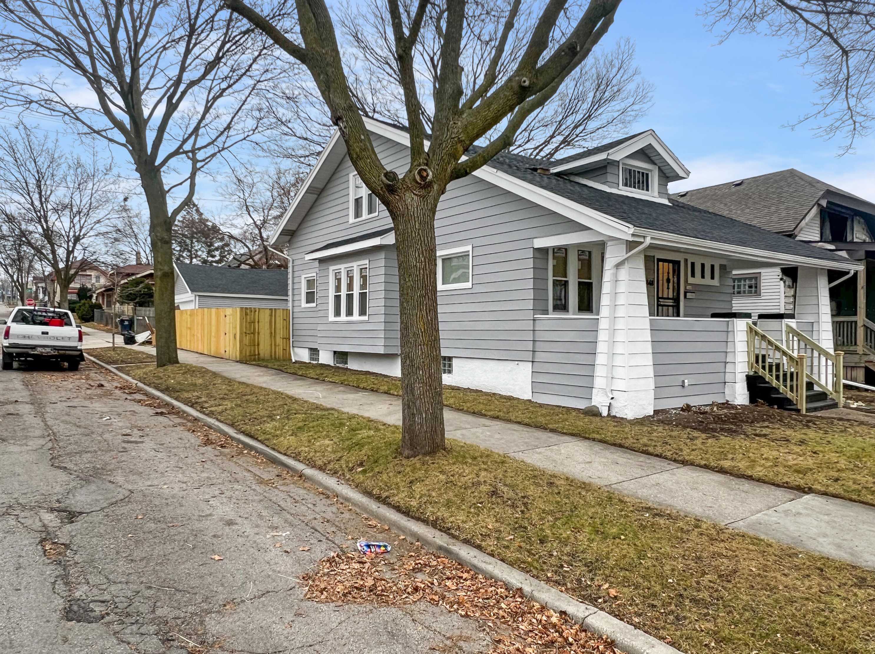 3648 16th St, Milwaukee, WI 53221-1620