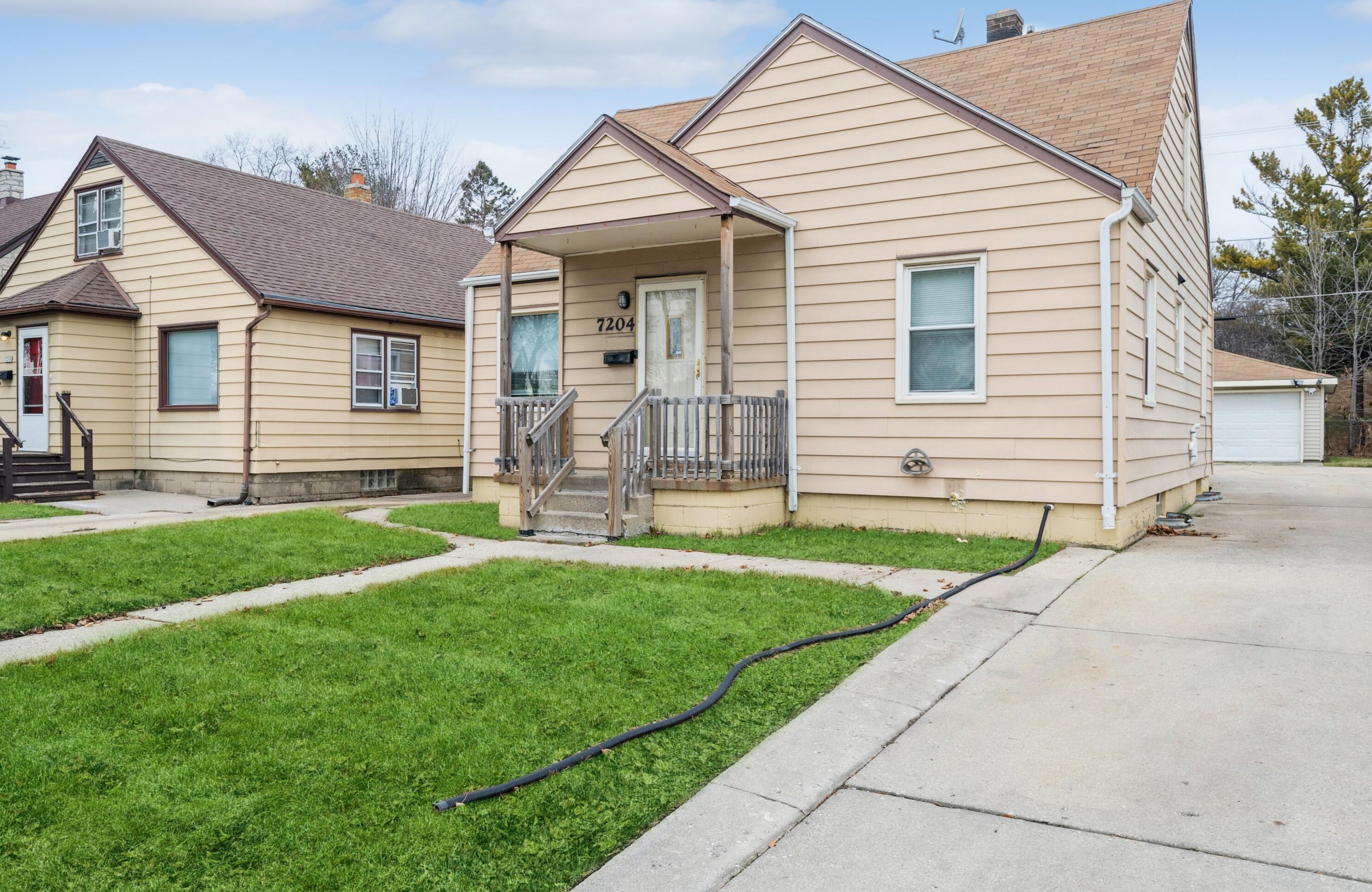 7204 Grantosa Dr, Milwaukee, WI 53218-3951