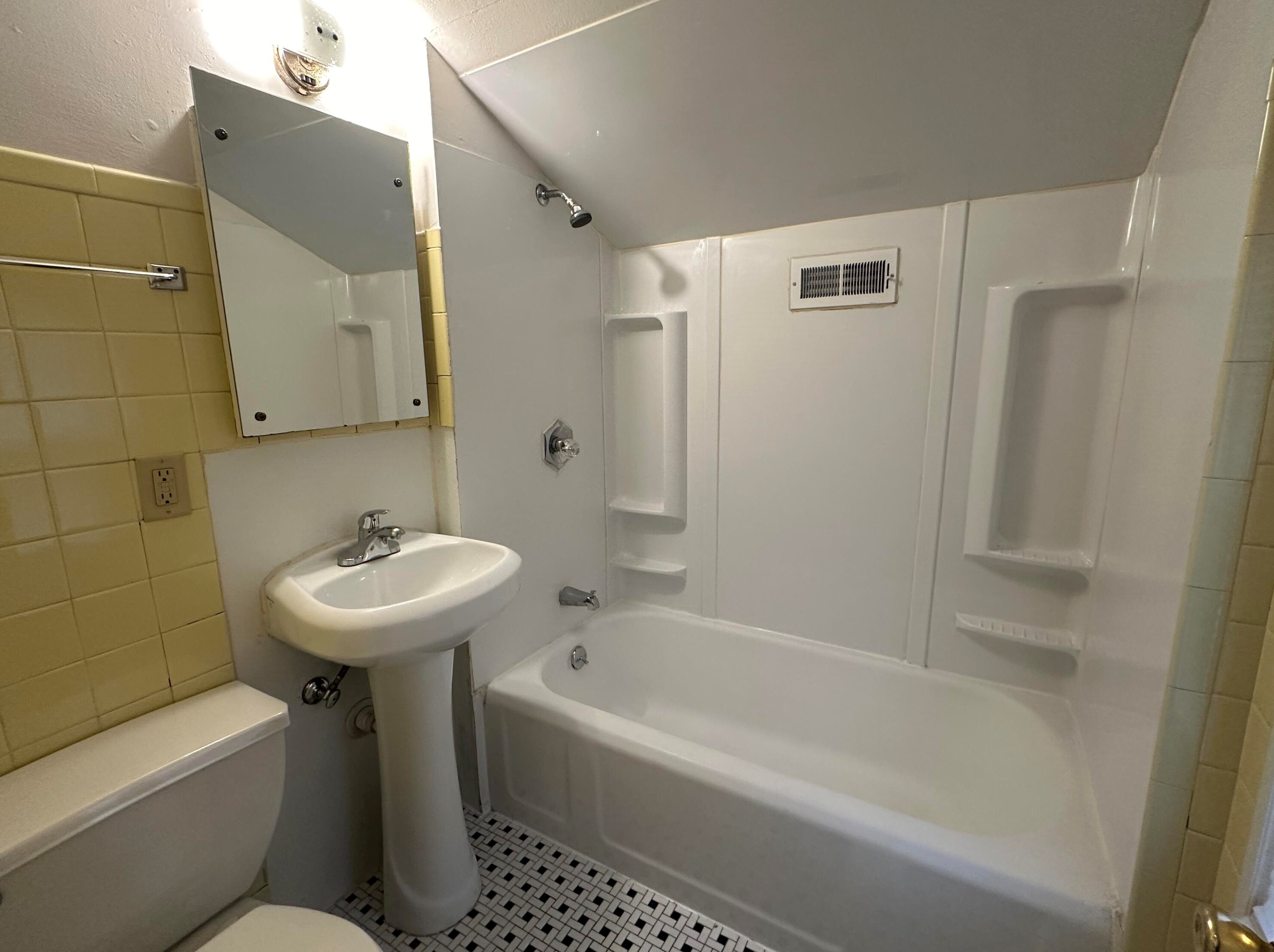 2667 60, Milwaukee WI 53218-2040 exterior