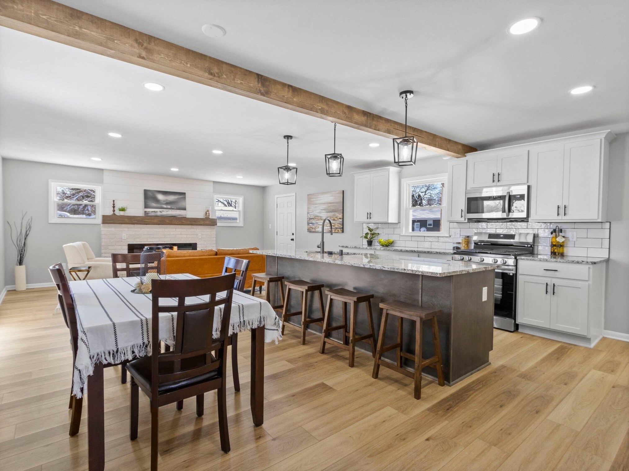 525 Lincoln Ave, Hartford WI  53027-2216 exterior