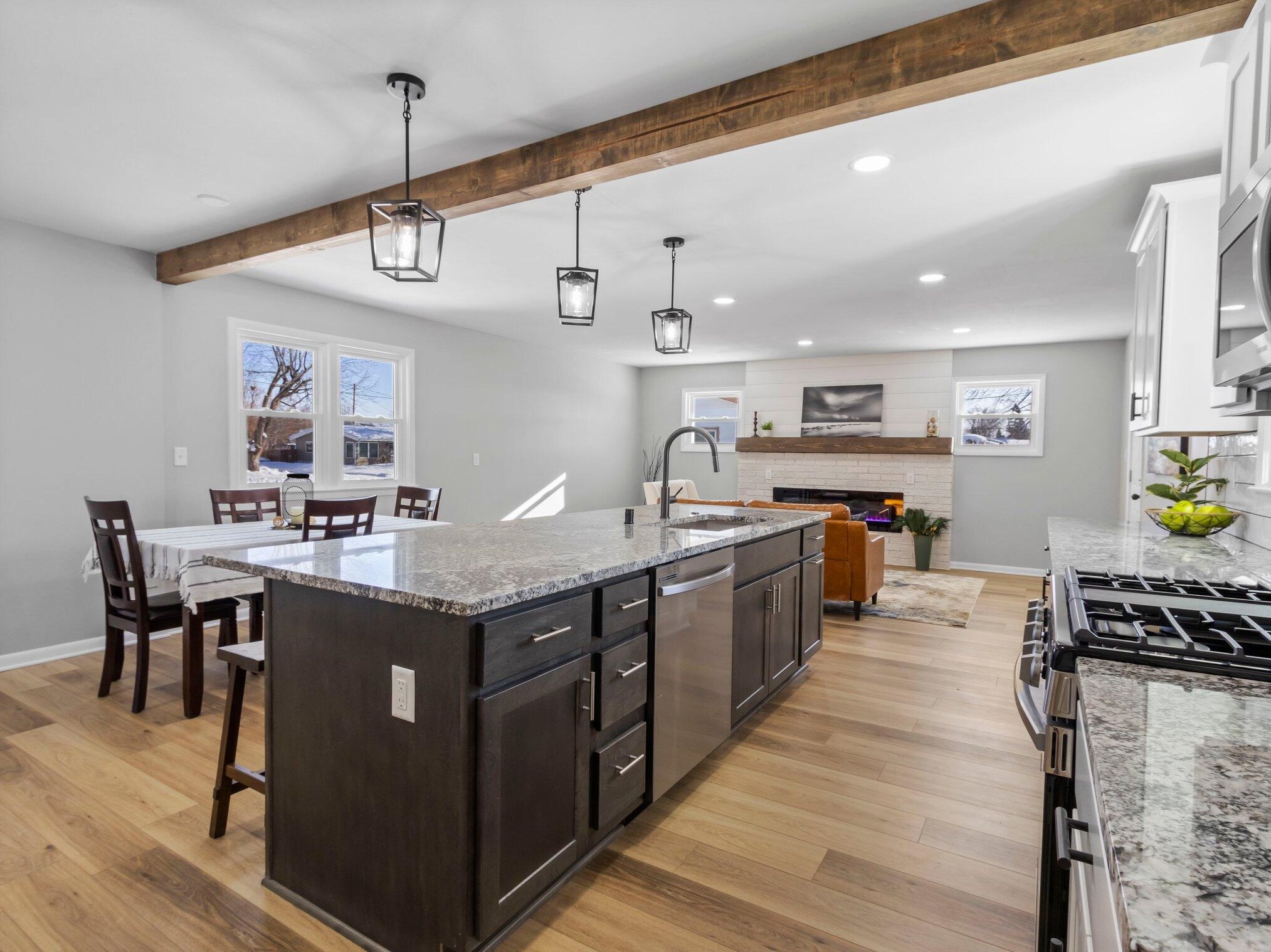 525 Lincoln Ave, Hartford WI  53027-2216 exterior