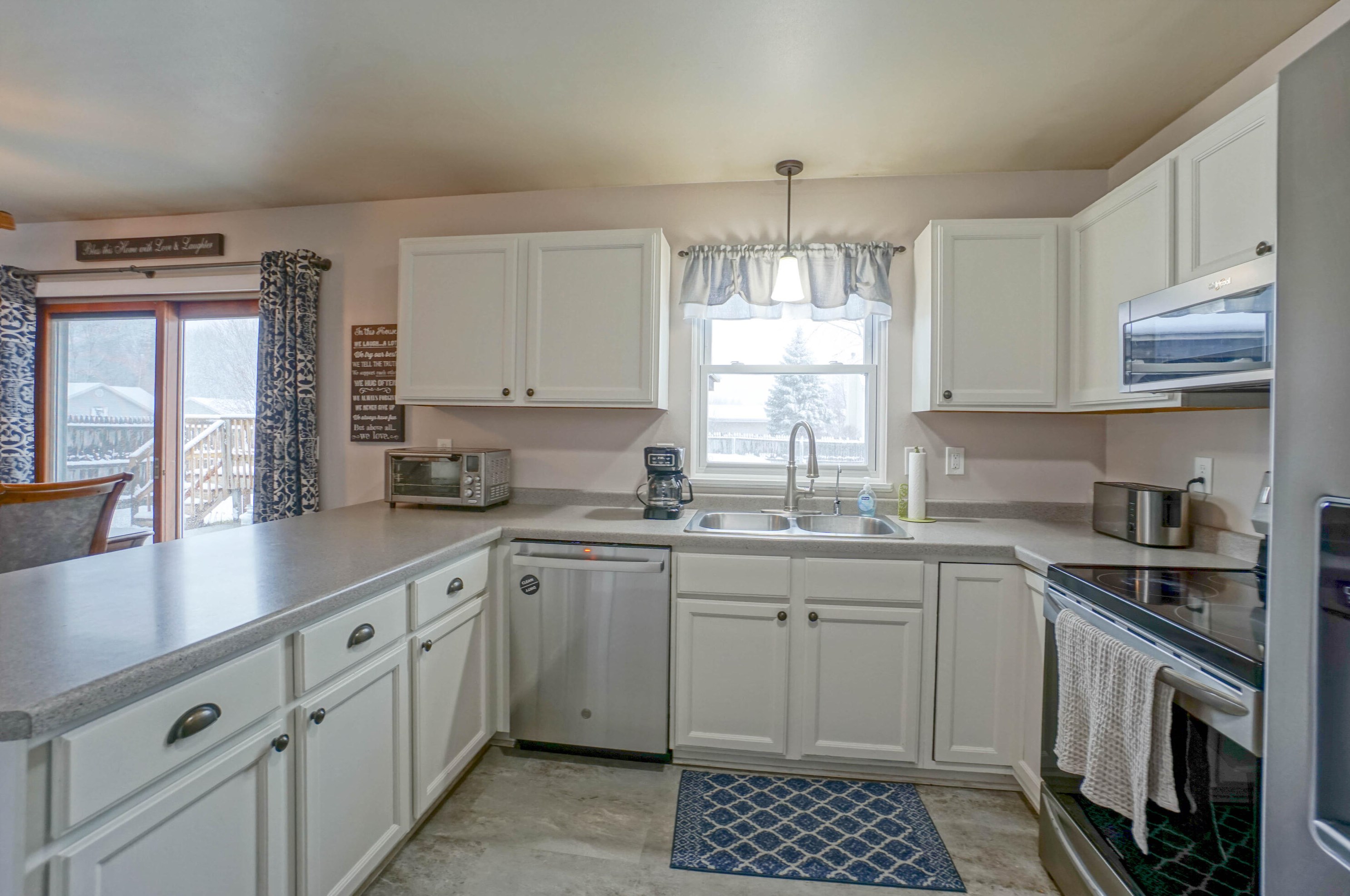 1407 Cleveland Ct, Hartford WI  53027-2732 exterior