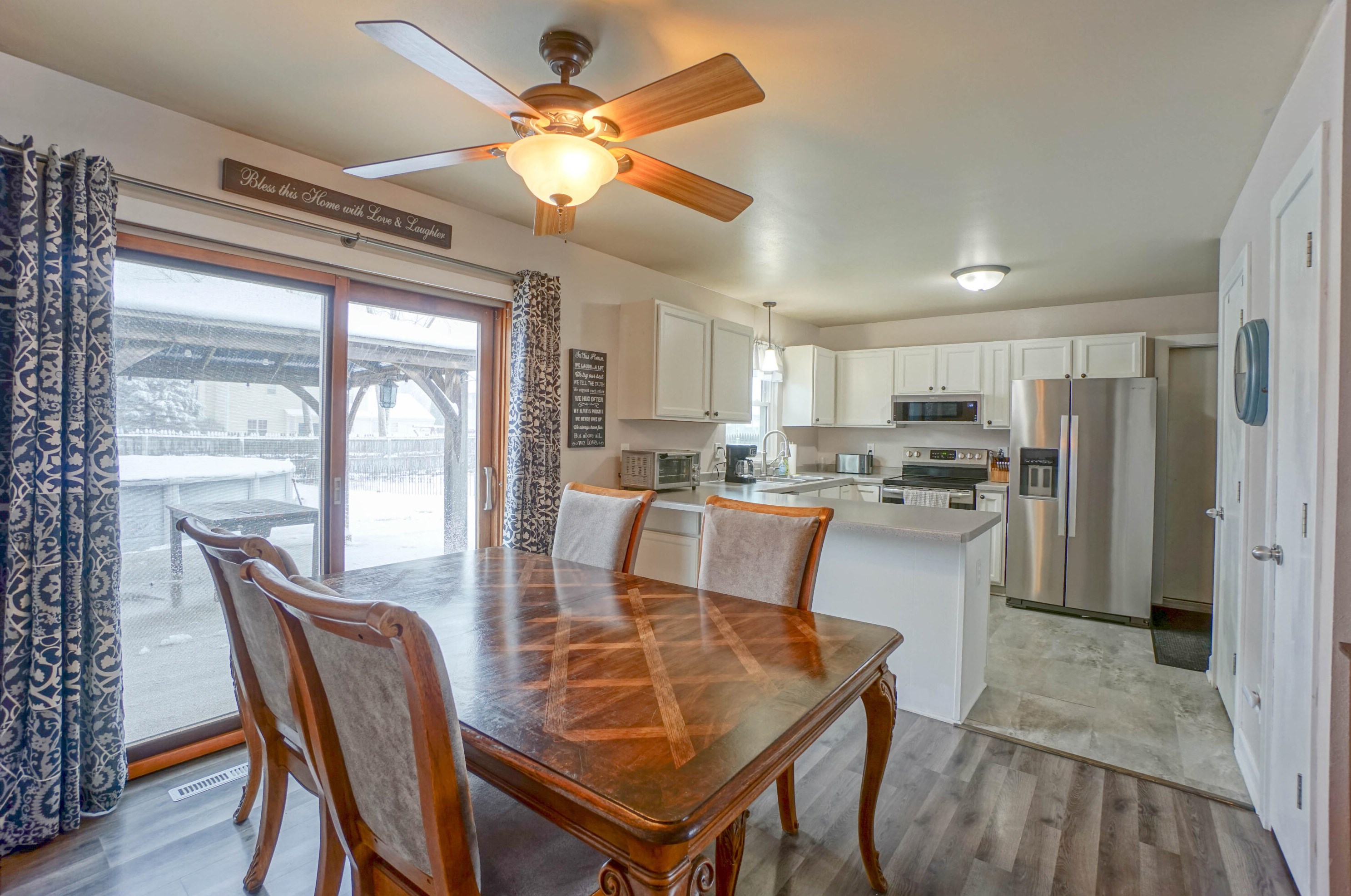 1407 Cleveland Ct, Hartford WI  53027-2732 exterior