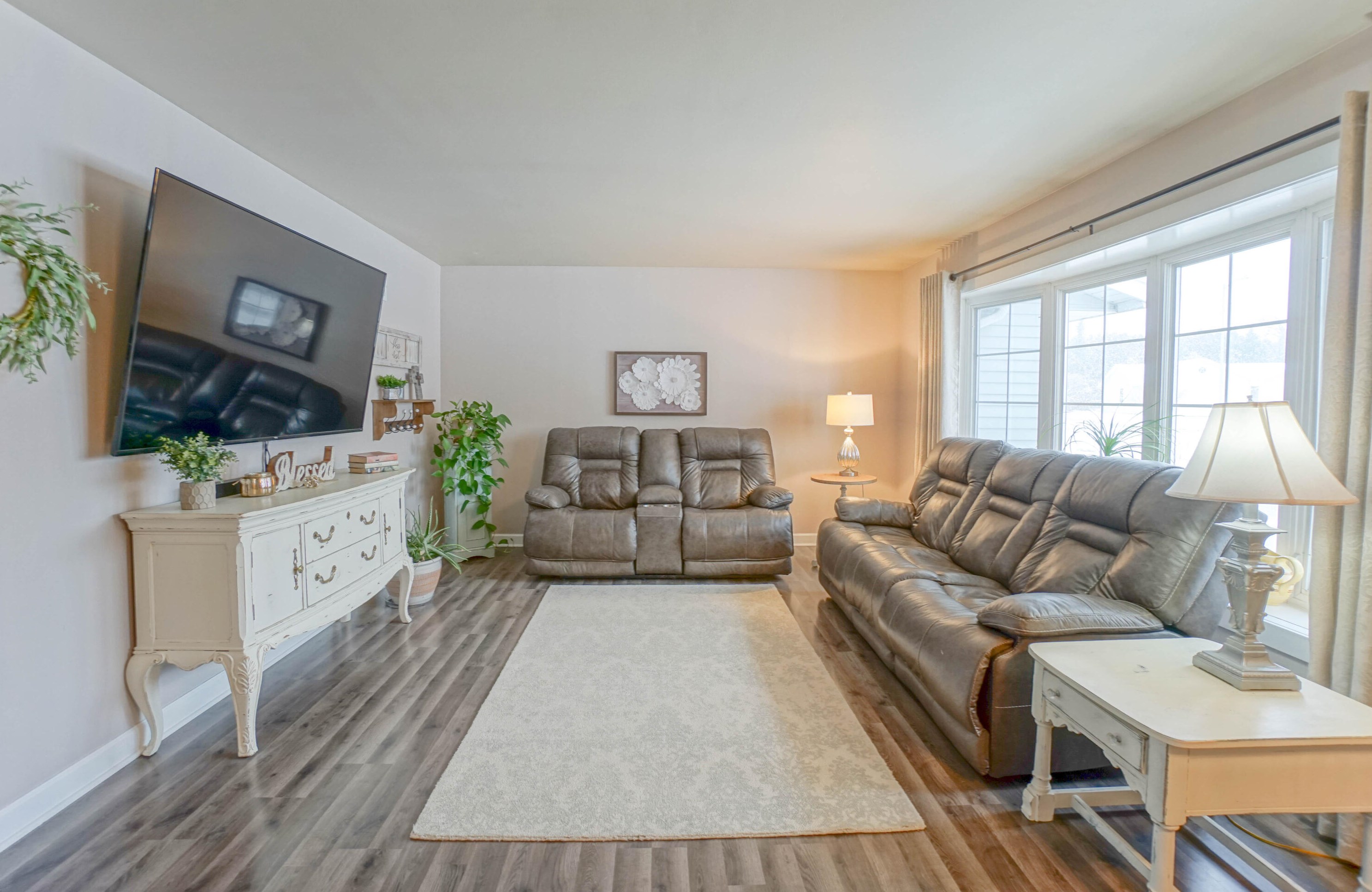 1407 Cleveland Ct, Hartford WI  53027-2732 exterior