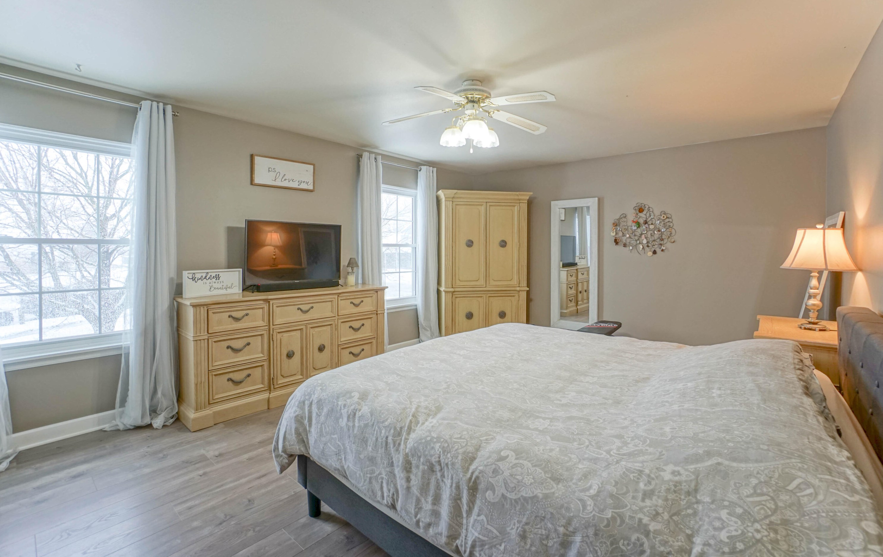 1407 Cleveland Ct, Hartford WI  53027-2732 exterior