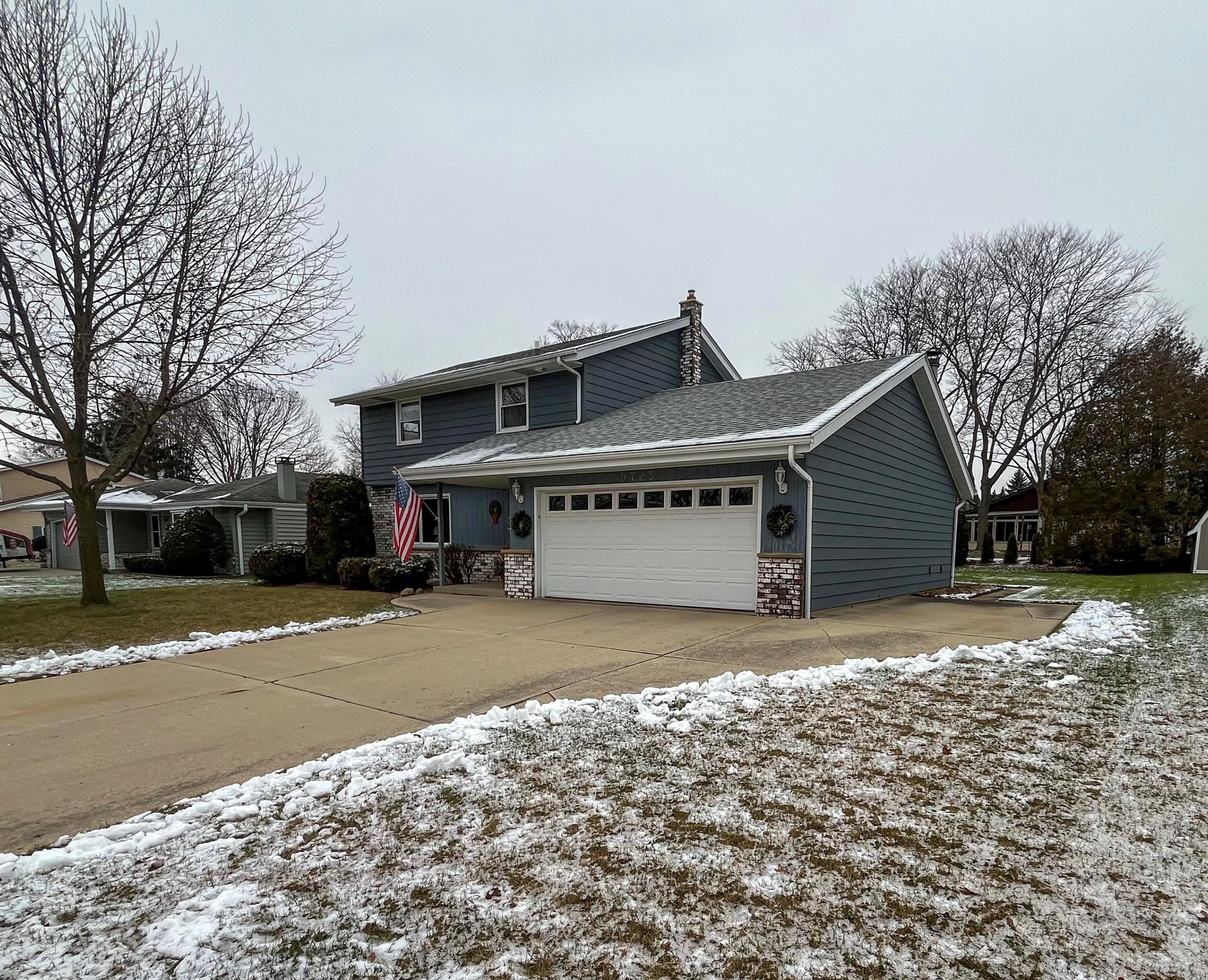 9725 S Veronica Dr, Oak Creek, WI 53154