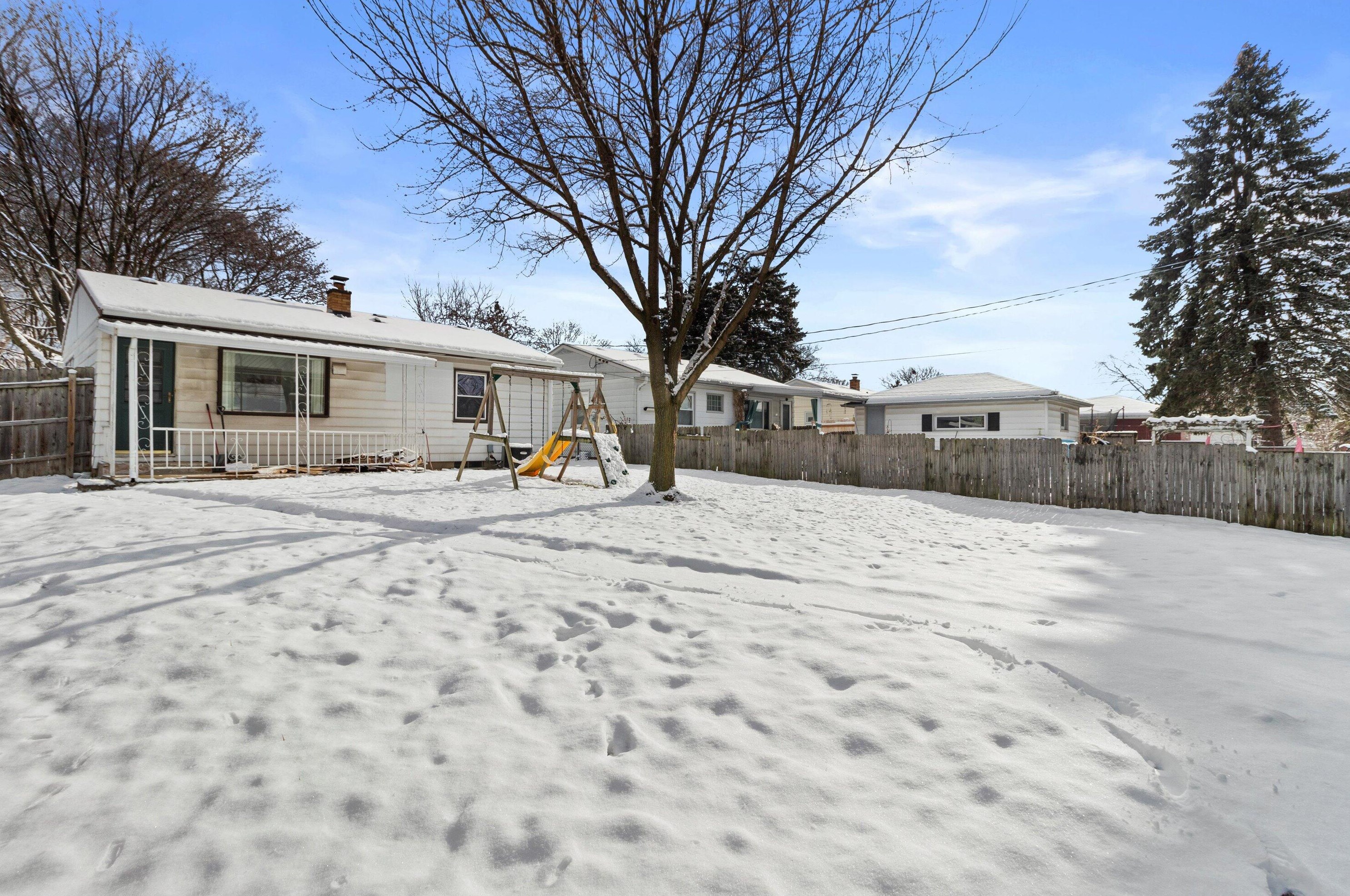 3521 22nd St, Milwaukee WI  53221-1403 exterior