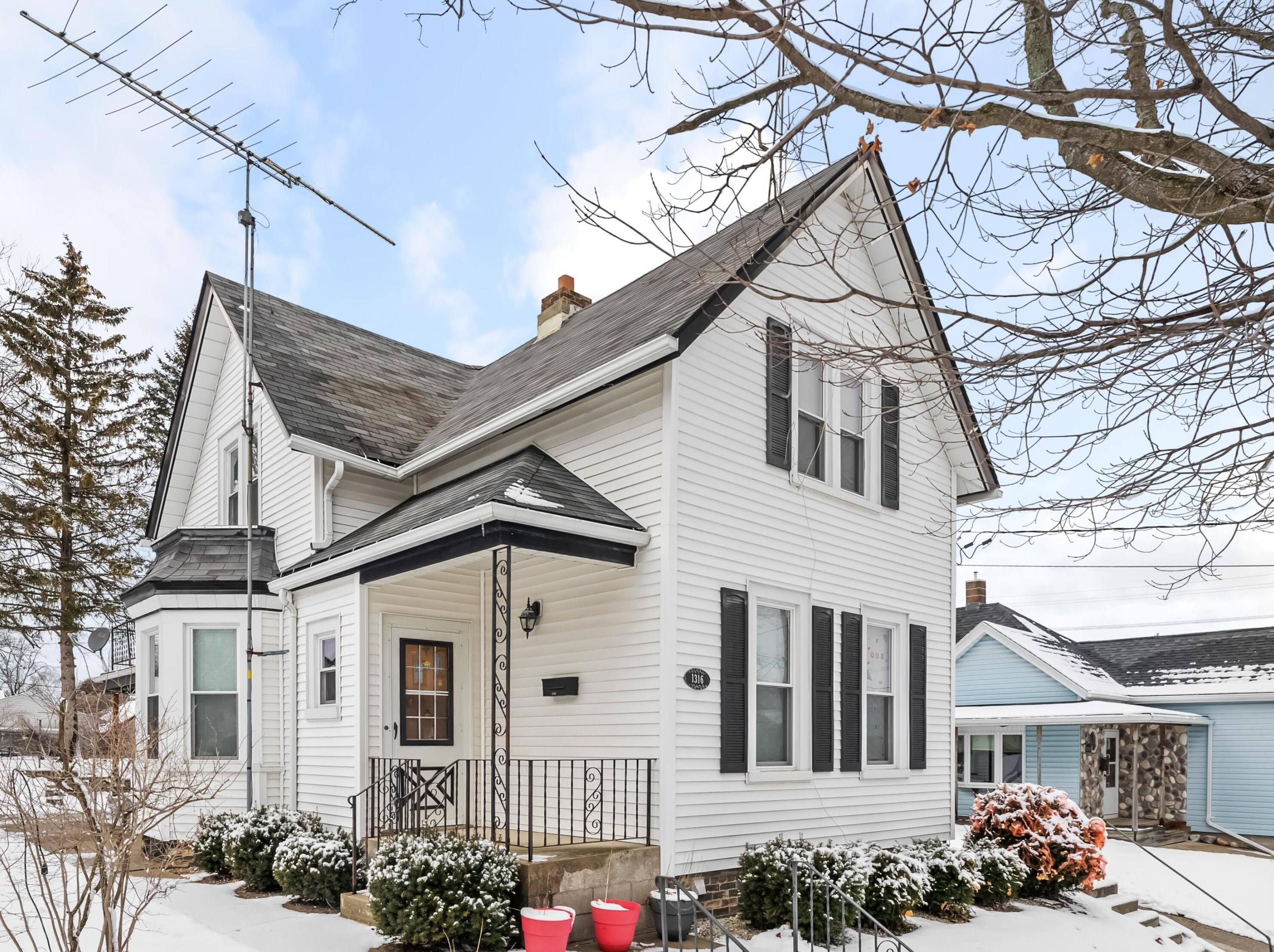 1316 S 13th St, Manitowoc, WI 54220