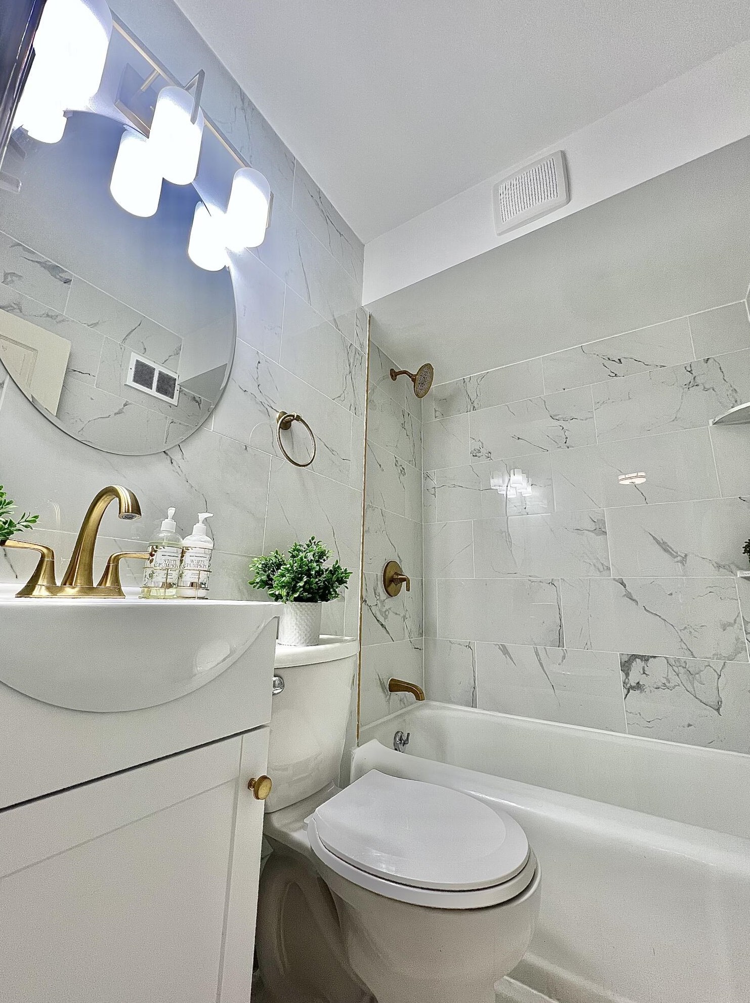 3360 89th St, Milwaukee WI  53227-4525 exterior