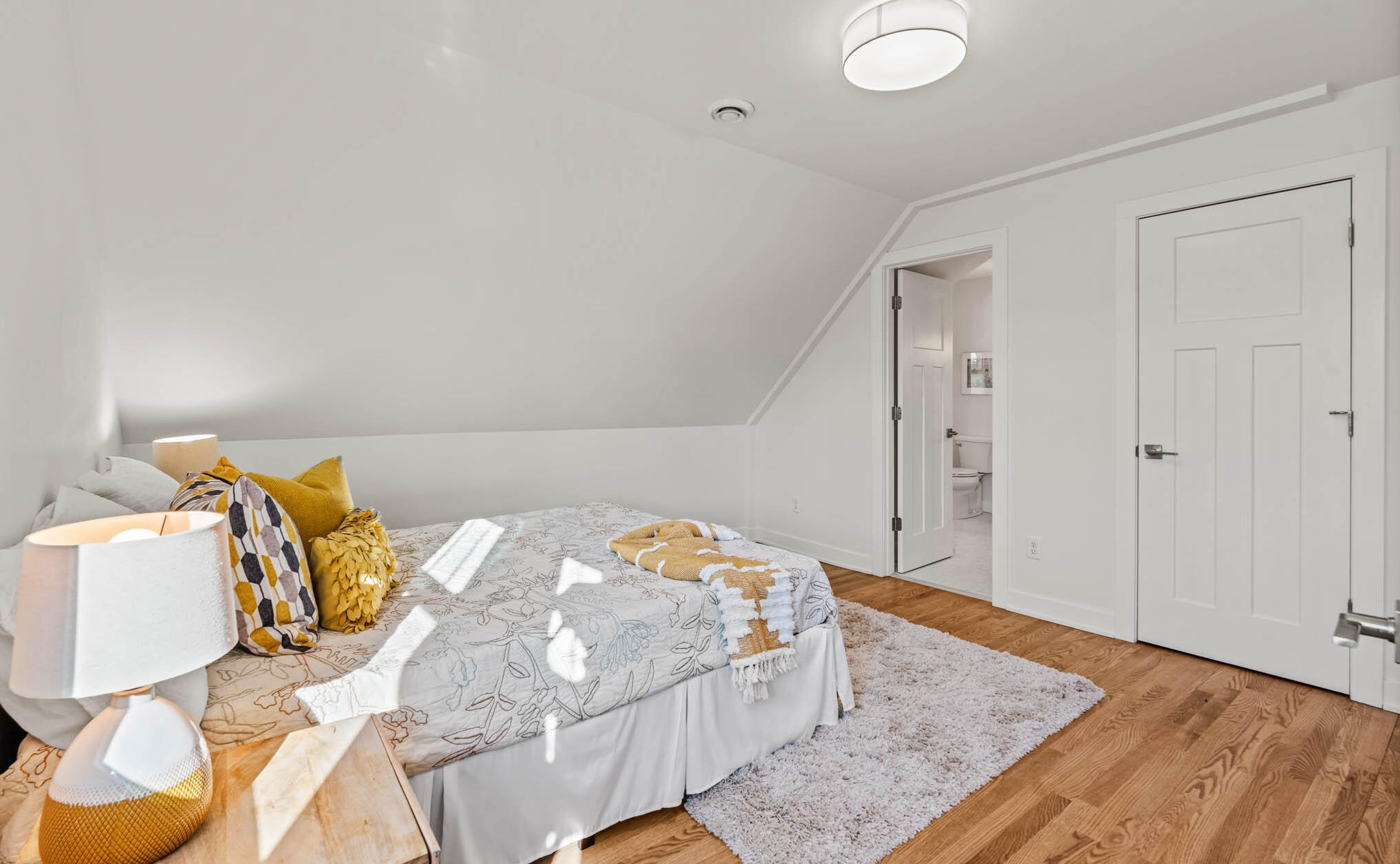 4867 Berkeley Blvd, Milwaukee WI  53217-5902 exterior