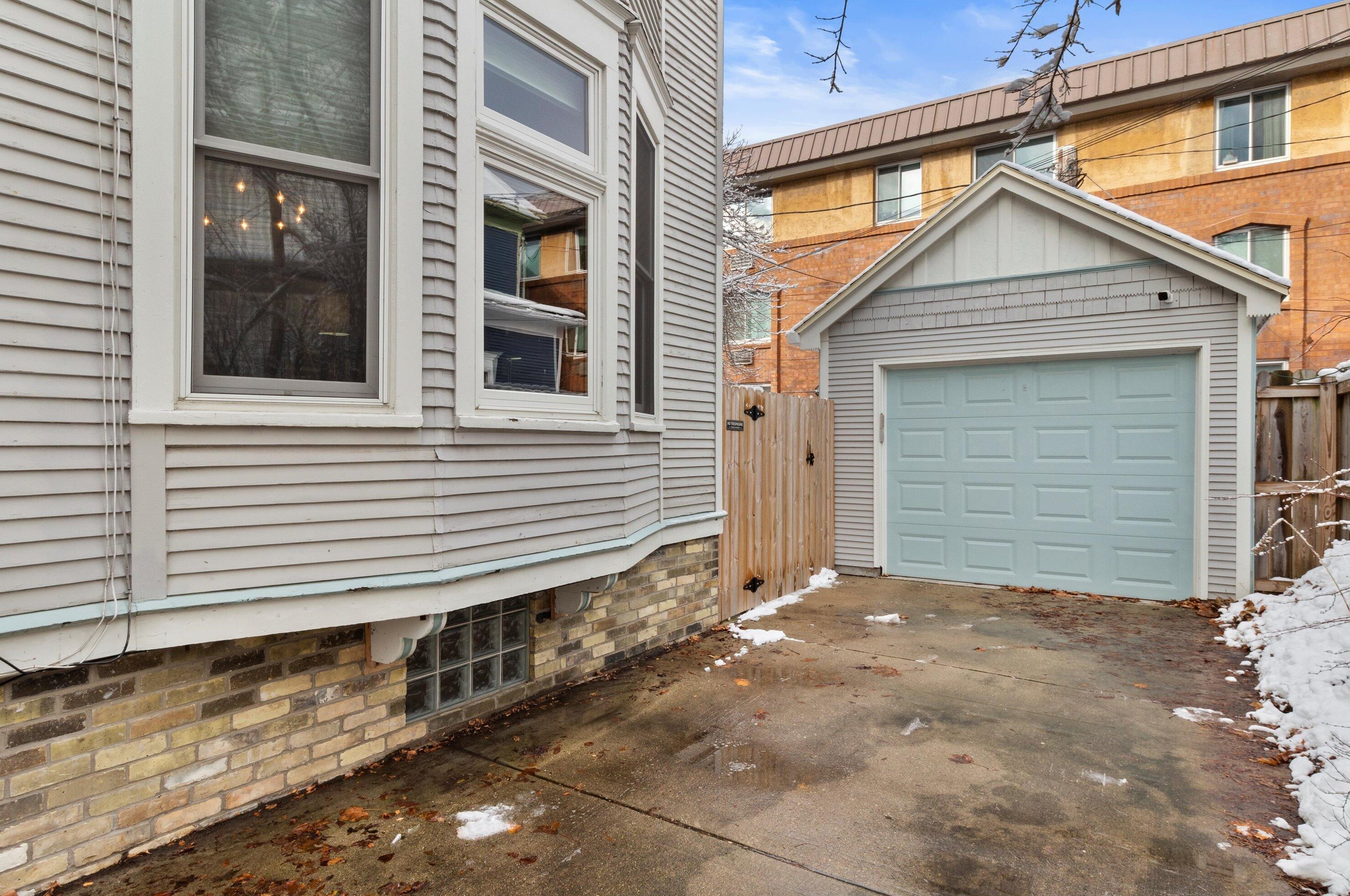 2118 Park Pl, Milwaukee WI  53211-3654 exterior