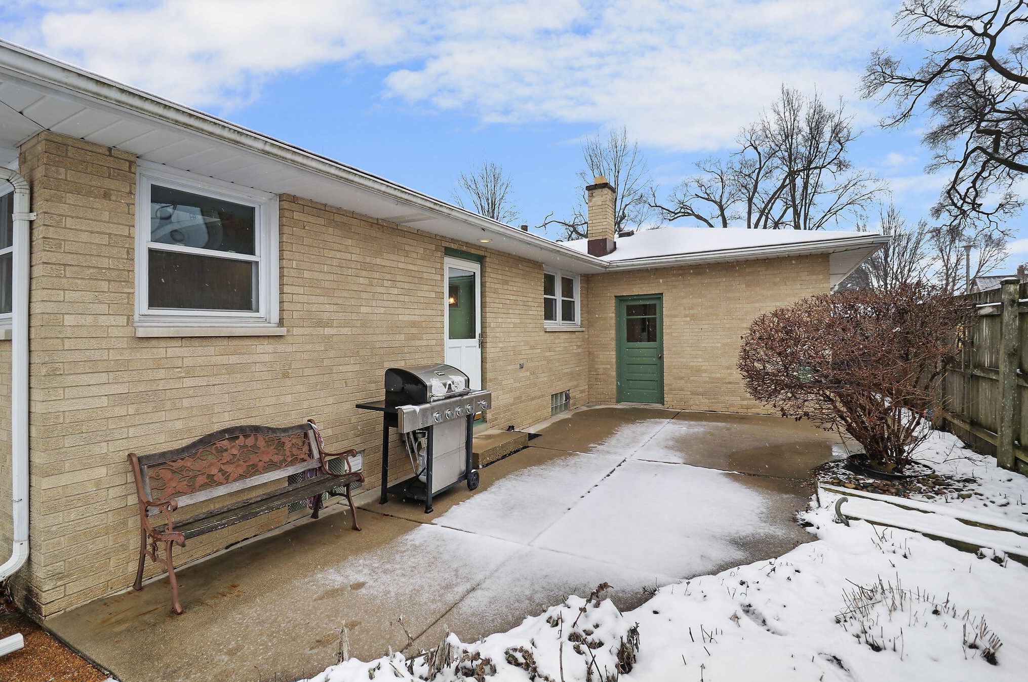2302 Lincoln Rd, Kenosha WI  53143-1425 exterior