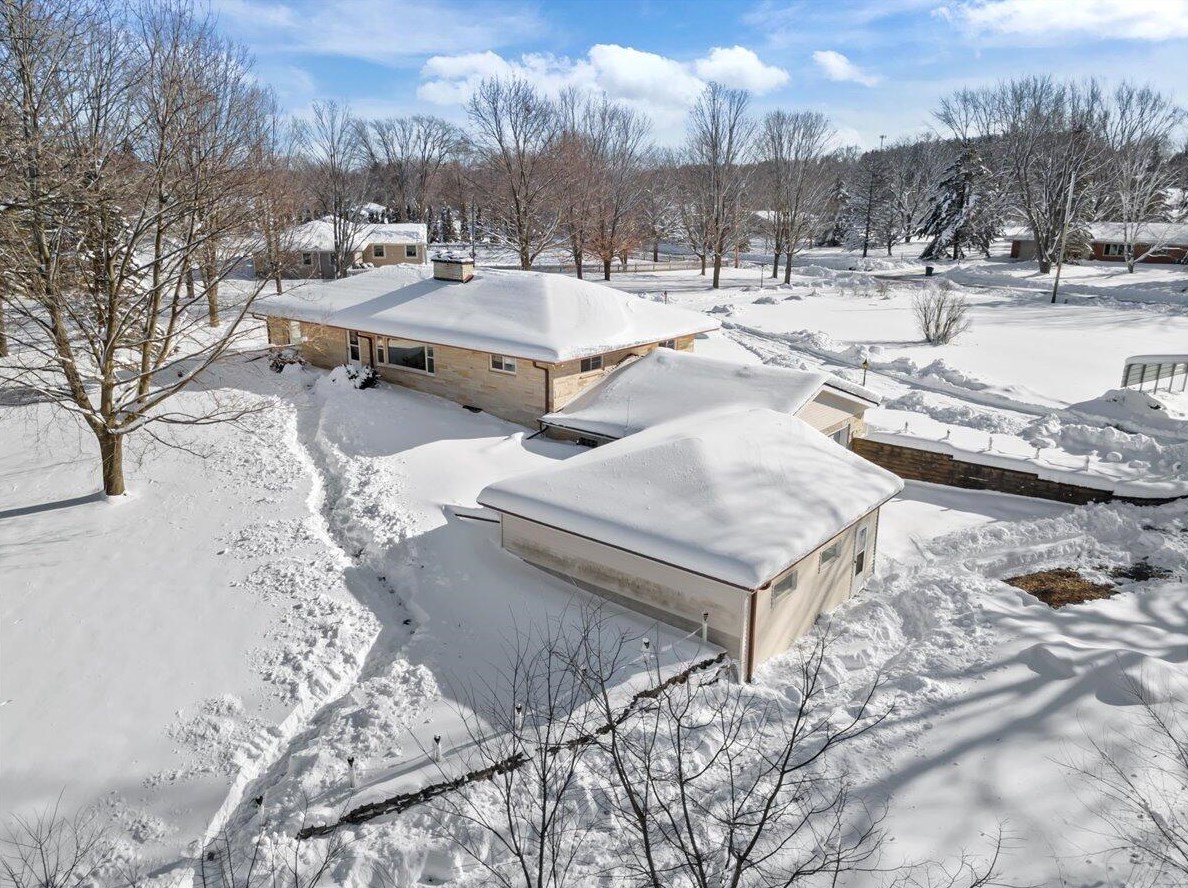 798 Riverview Dr, West Bend, WI 53095-9580