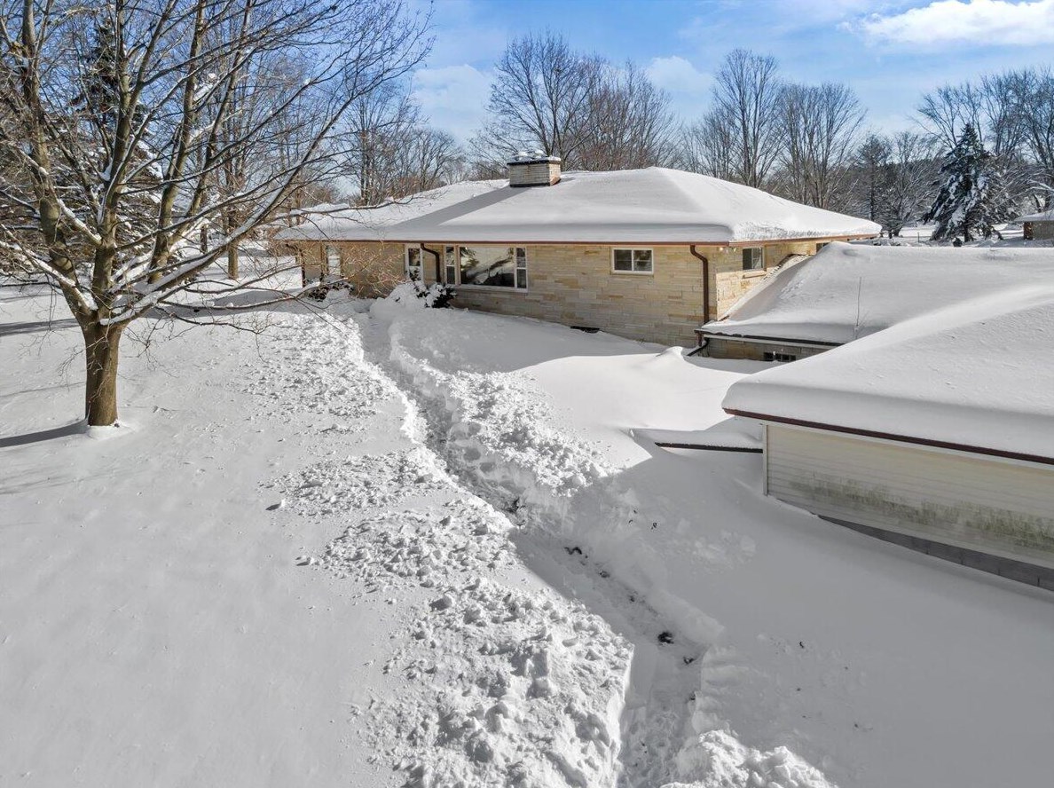 798 Riverview Dr, West Bend WI  53095-9580 exterior