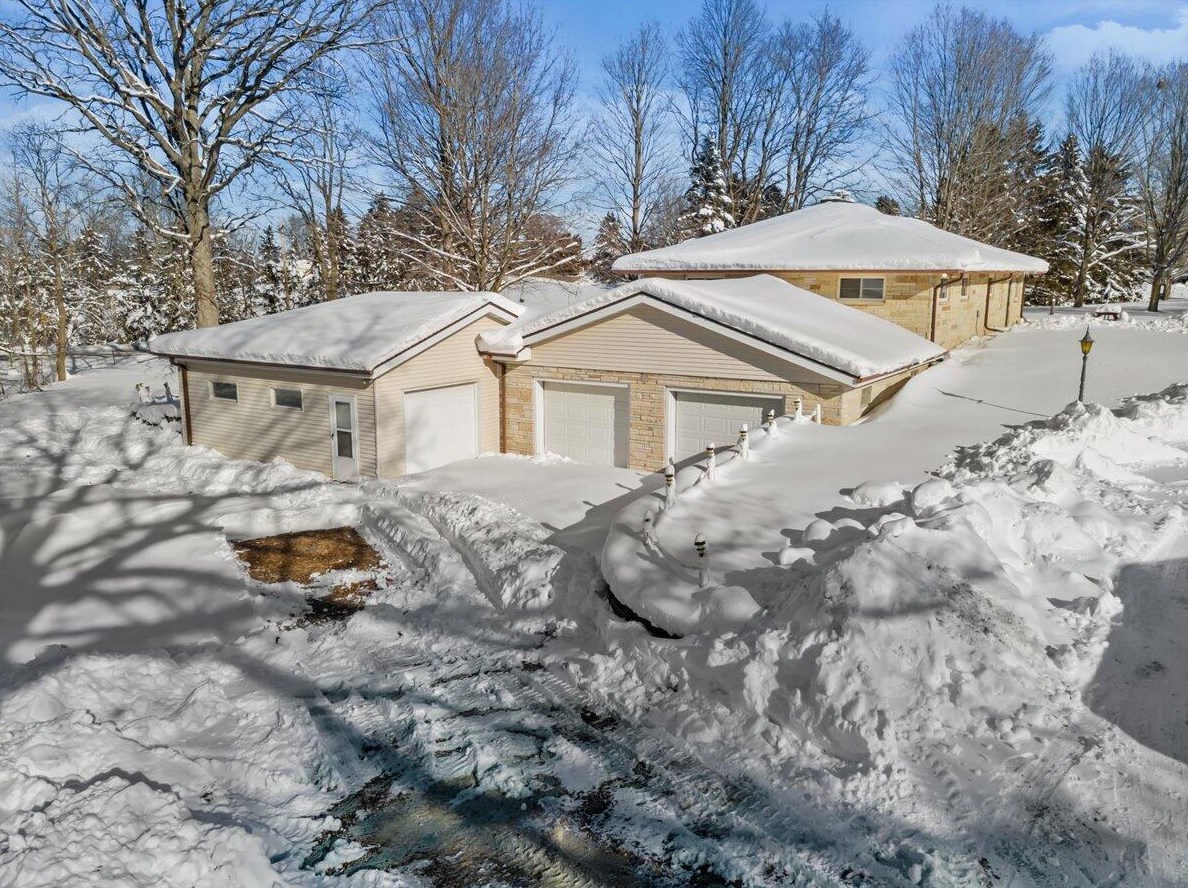 798 Riverview Dr, West Bend WI  53095-9580 exterior
