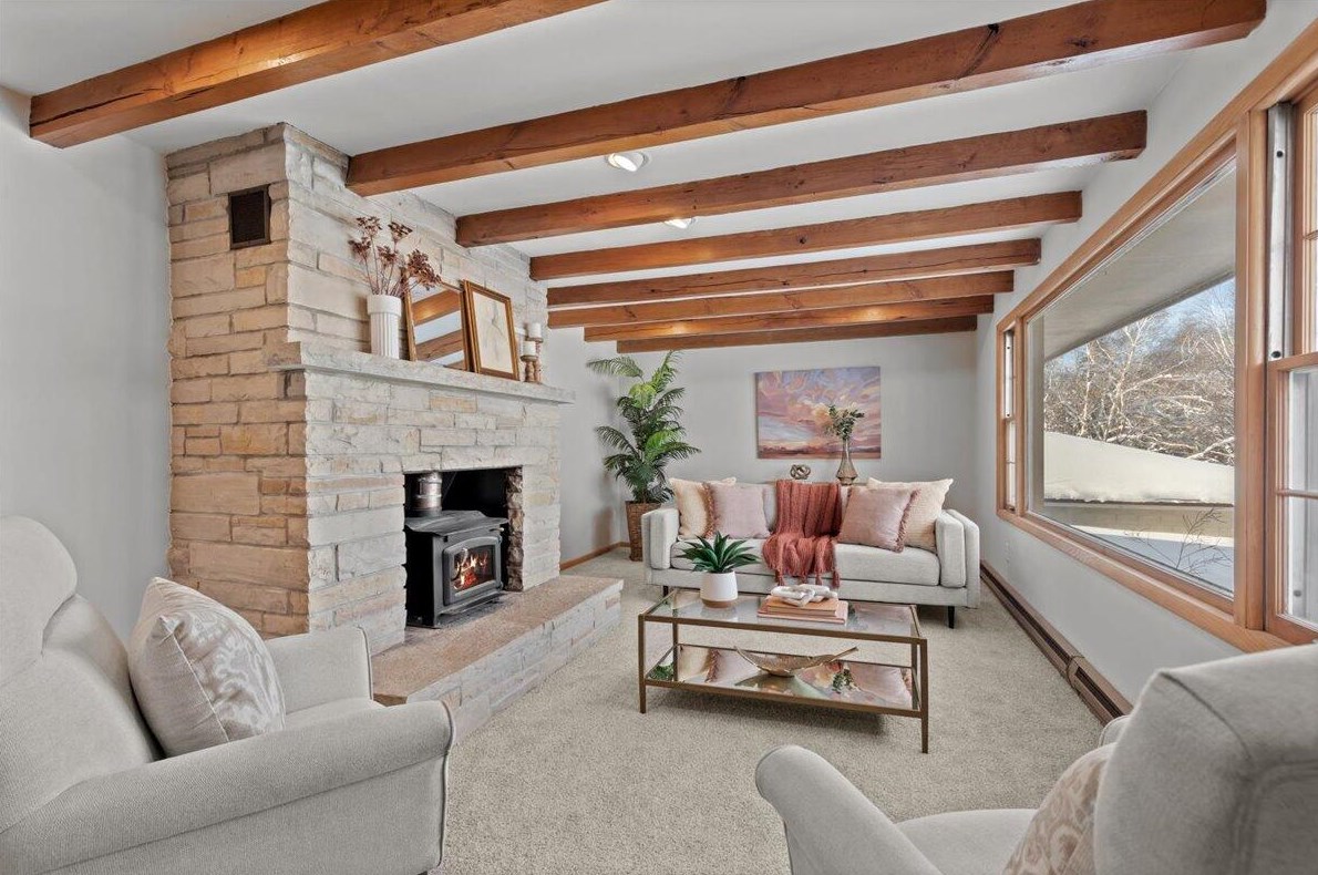 798 Riverview Dr, West Bend WI  53095-9580 exterior