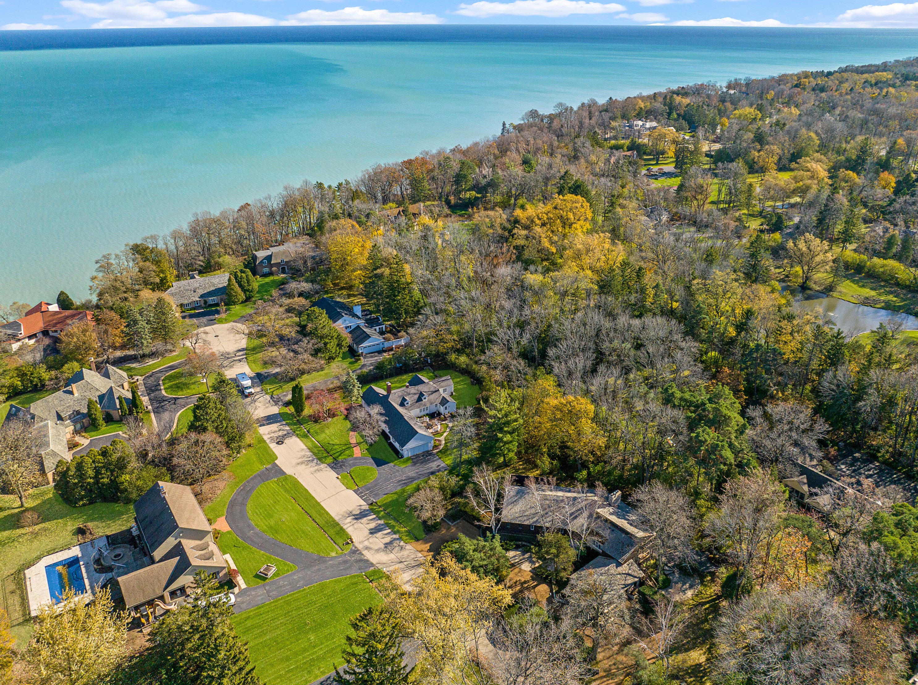 1111 Donges Ct, Milwaukee WI  53217-1413 exterior