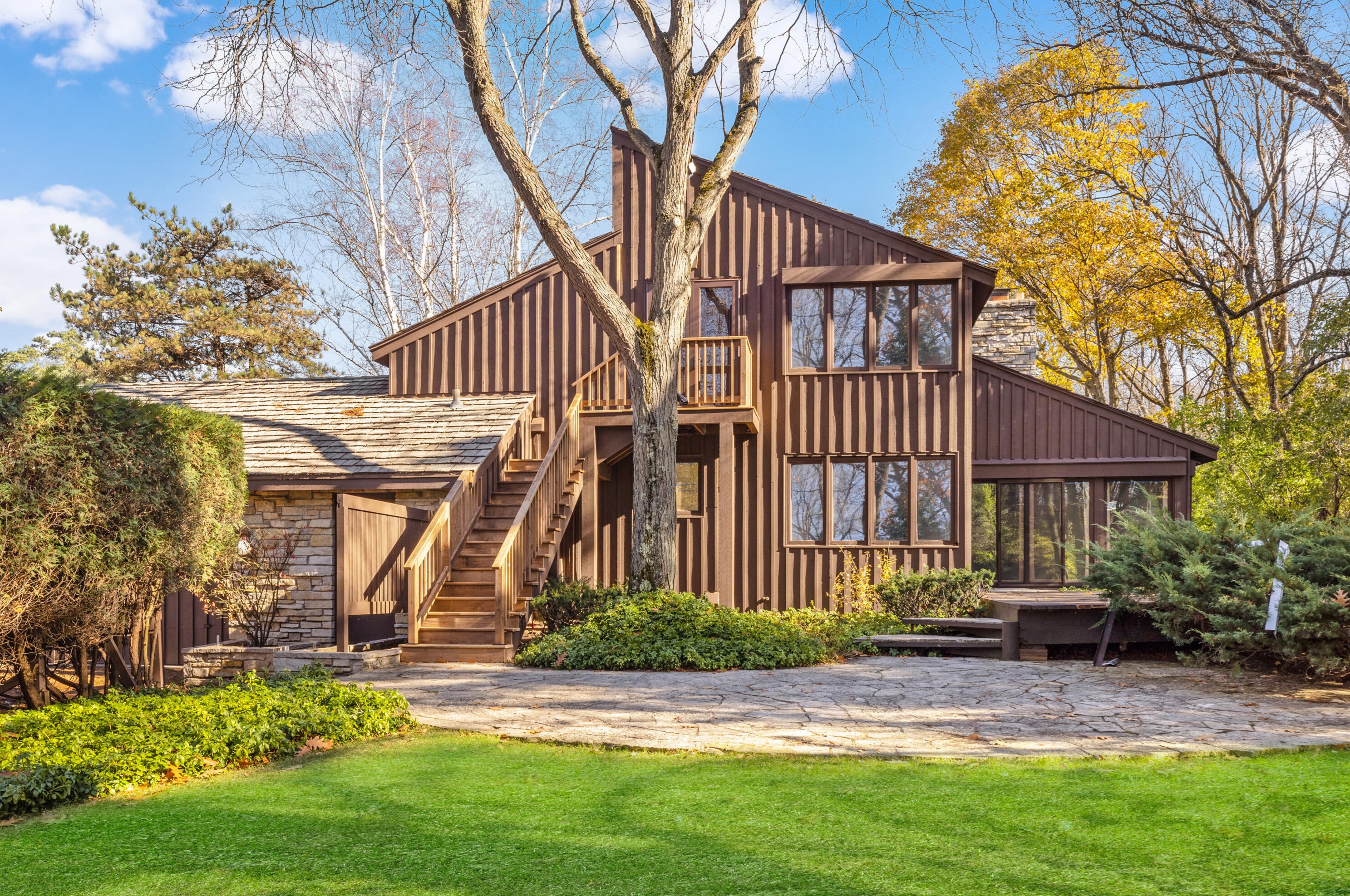 1111 Donges Ct, Milwaukee WI  53217-1413 exterior