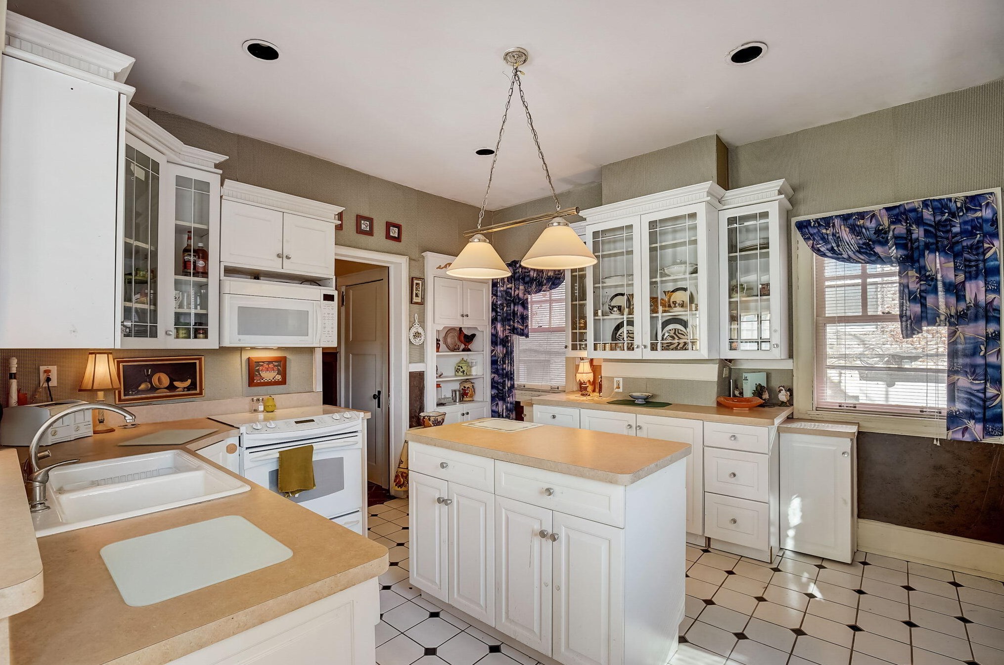 2540 Lk Dr, Milwaukee WI 53211-3808 exterior